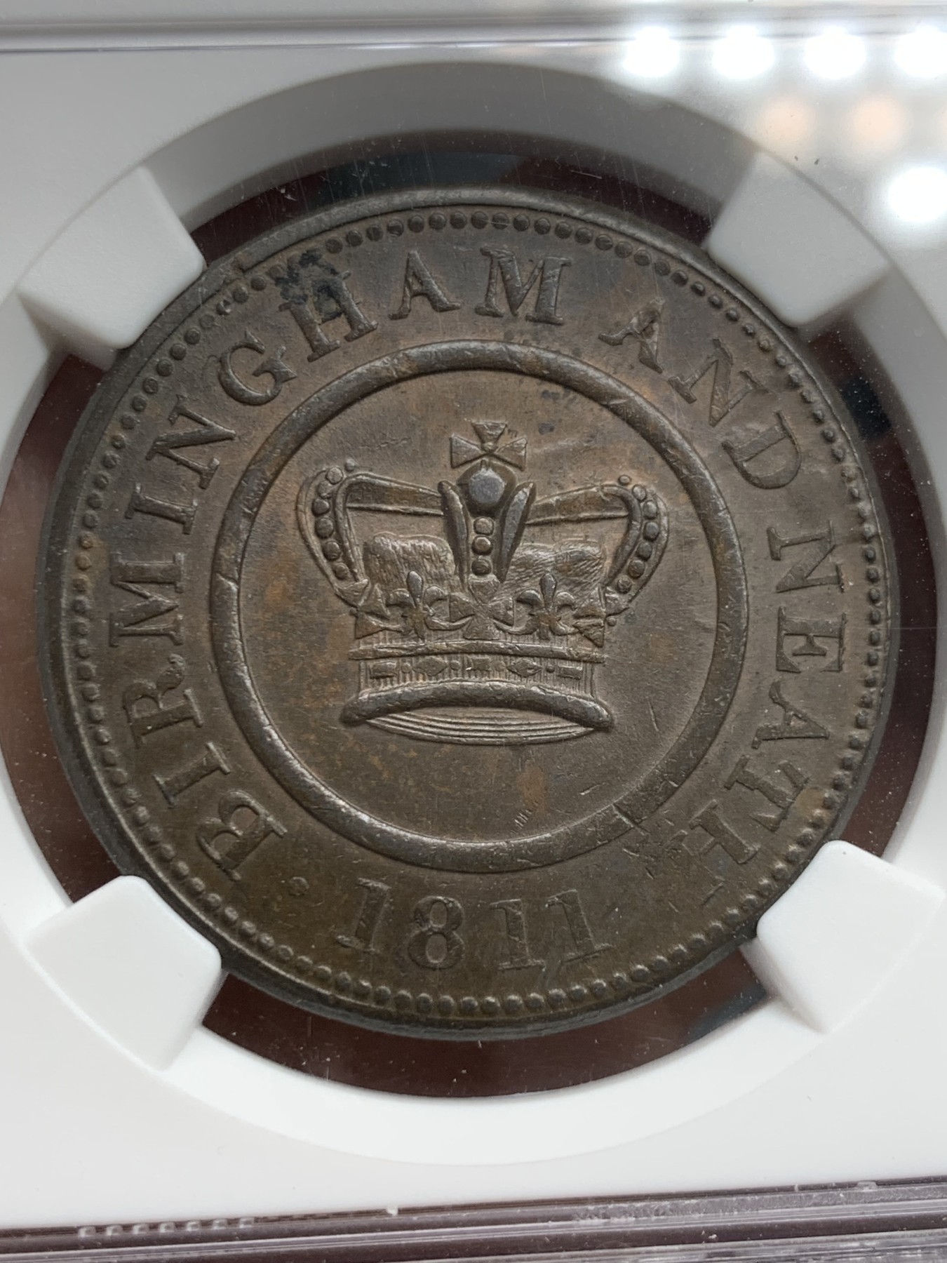 《竞宝斋》圣诞专辑  第二场  第228场 定制纪念章相赠 (全场顺丰包邮) NGC-MS63 英国1811年伯明翰1便士token大铜币，背面铸缺，仅见。经典品种，氧化自然古拙，用料厚重。