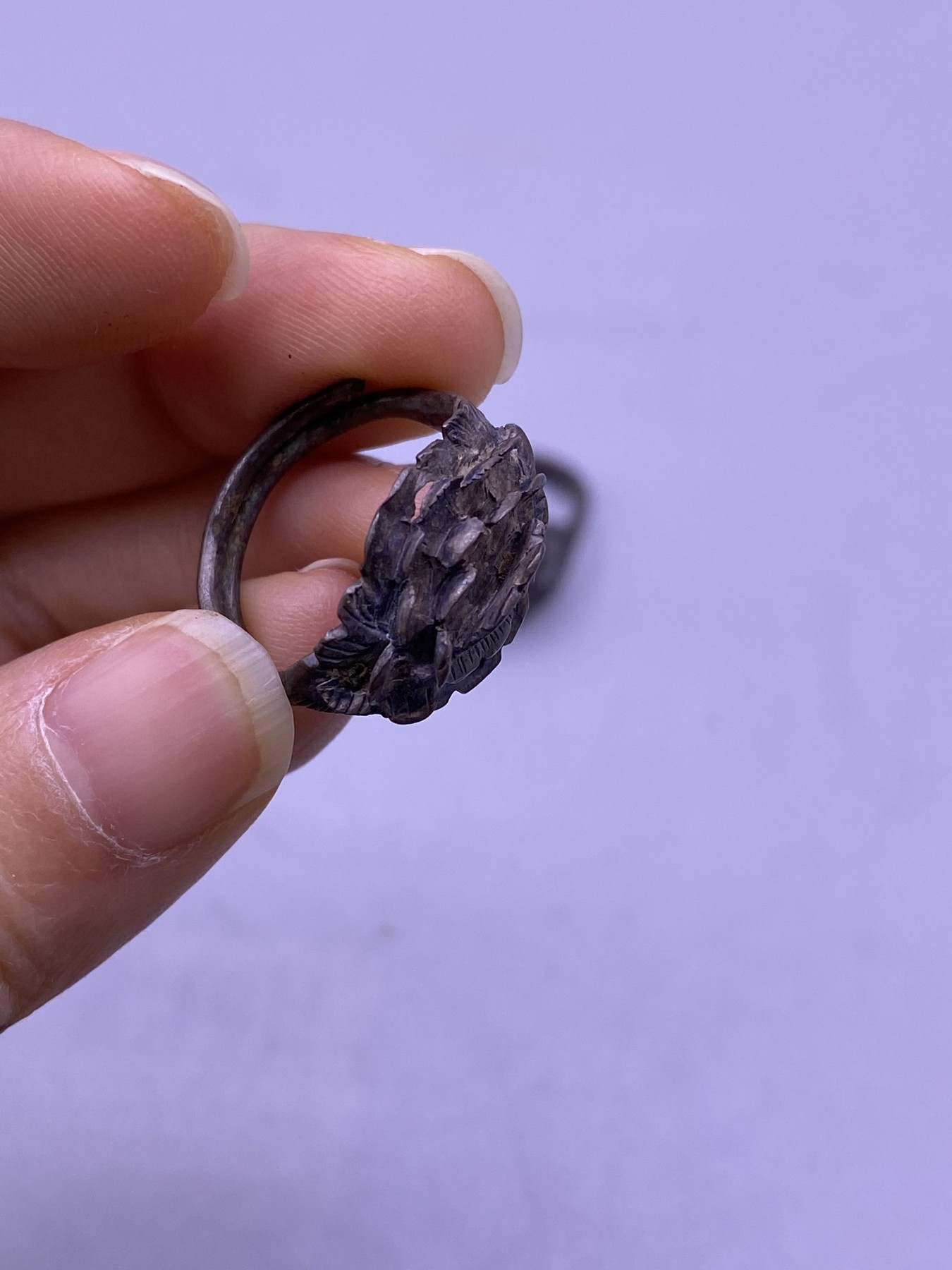 老银起花戒指2枚，内径分别1.6/1.8厘米，都缺花瓣，品相如图，360包快递