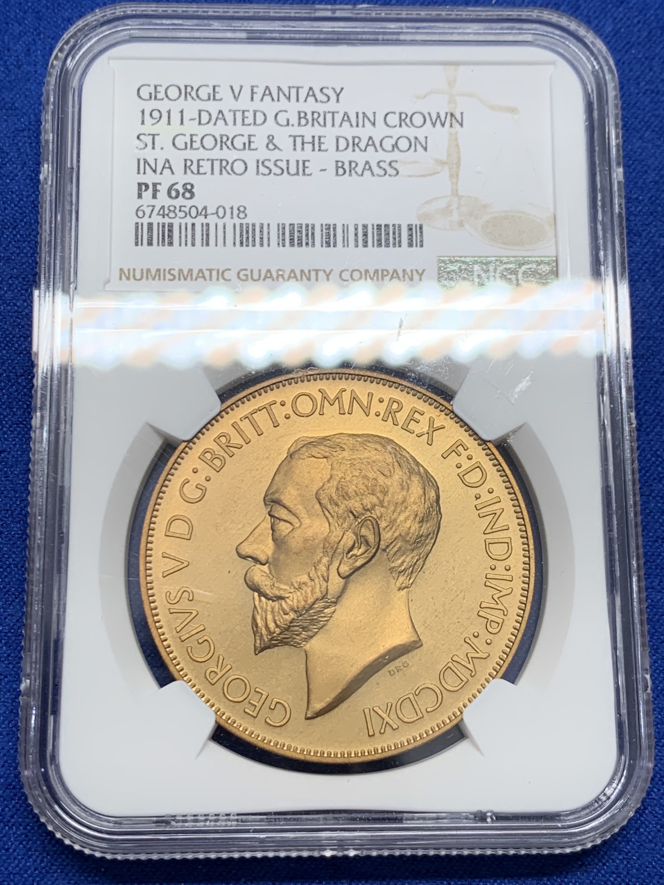 《竞宝斋》圣诞专辑  第二场  第228场 定制纪念章相赠 (全场顺丰包邮) 英国1911年乔治五世马剑屠龙珍惜币三枚套，NGC评级盒子，全部同分PF68，纯银，红铜，黄铜三个版本阵容豪华，著名的屠龙品种，颇受追捧，圣乔治屠龙设计的非常有特点，与以往的经典款式的严谨不同，更为粗犷简洁，线条明快，带有较为明显的欧洲新艺术风格，这种设计风格在2，30年代的法国币章上较为多见。