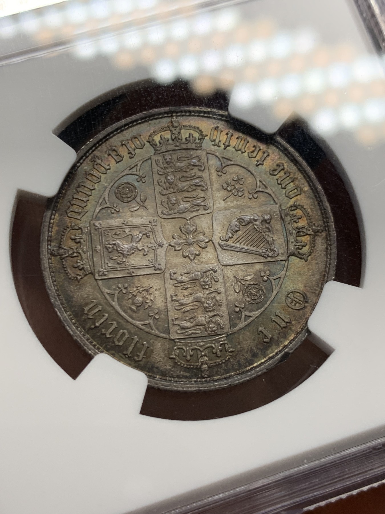 《竞宝斋》圣诞专辑  第二场  第228场 定制纪念章相赠 (全场顺丰包邮) NGC-MS63 英国1852年维多利亚女王哥特福林银币。正面包浆沉稳古气，但又能透出隐约的酒红光芒，背面是极其漂亮的五彩彩虹色过渡自然。这枚是整个系列的第一年，第一版女王面部线条和蔼柔美，值得入手。