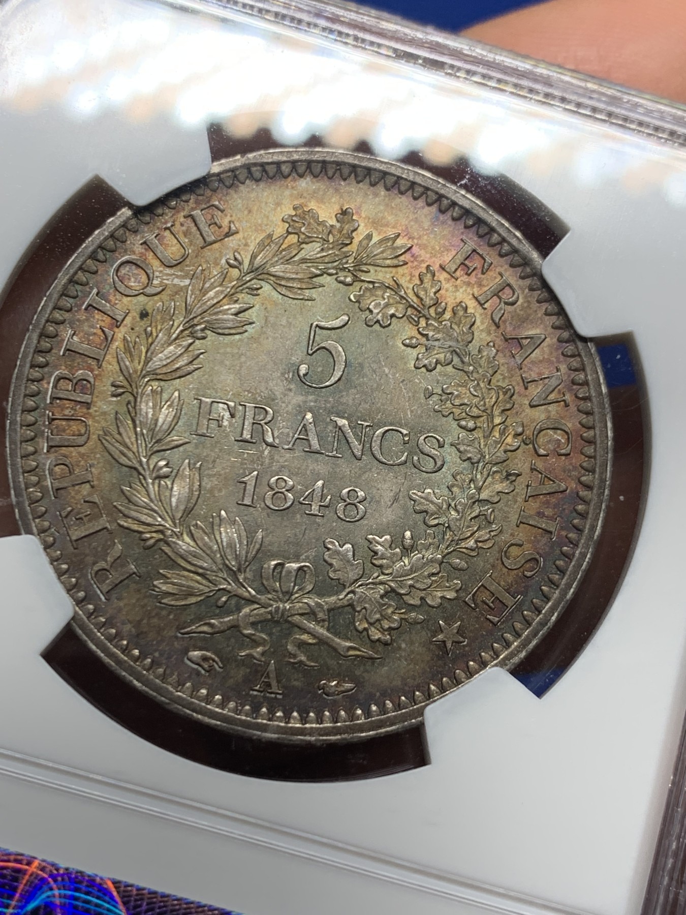 《竞宝斋》圣诞专辑  第二场  第228场 定制纪念章相赠 (全场顺丰包邮) NGC-MS65 法国 1848年传世五彩包浆大力神5法郎银币。灯光下包浆呈现绚丽五彩包浆。65顶级分数，状态好于191期6650元成交那枚。