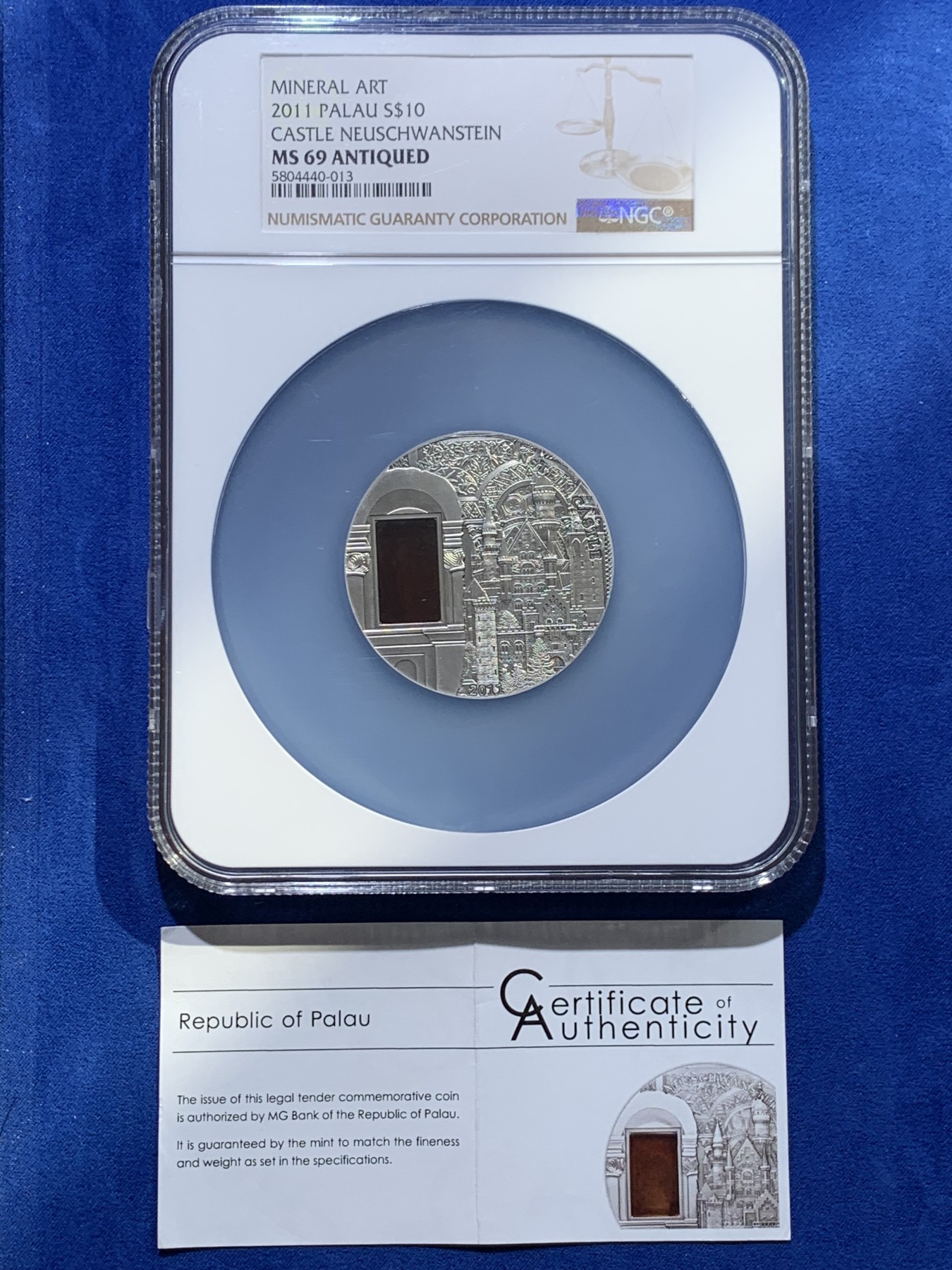 《竞宝斋》圣诞专辑  第二场  第228场 定制纪念章相赠 (全场顺丰包邮) NGC MS69 2011年帕劳镶嵌琥珀古典建筑系列3-新天鹅堡银币（热门藏品） 含证书  50mm 2盎司 999银 发行量999枚
