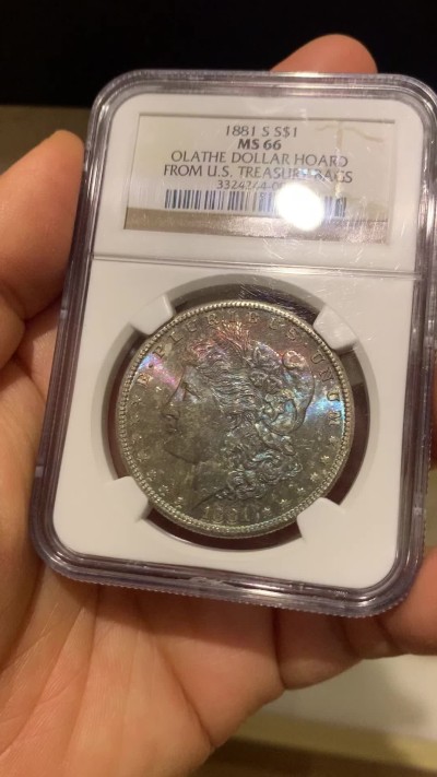 《竞宝斋》圣诞专辑  第二场  第228场 定制纪念章相赠 (全场顺丰包邮) NGC-MS66 美国 1881年 1美元摩根币 来自美国国库 摩根中高分、五彩、特殊标签都满足 一步到位的收藏