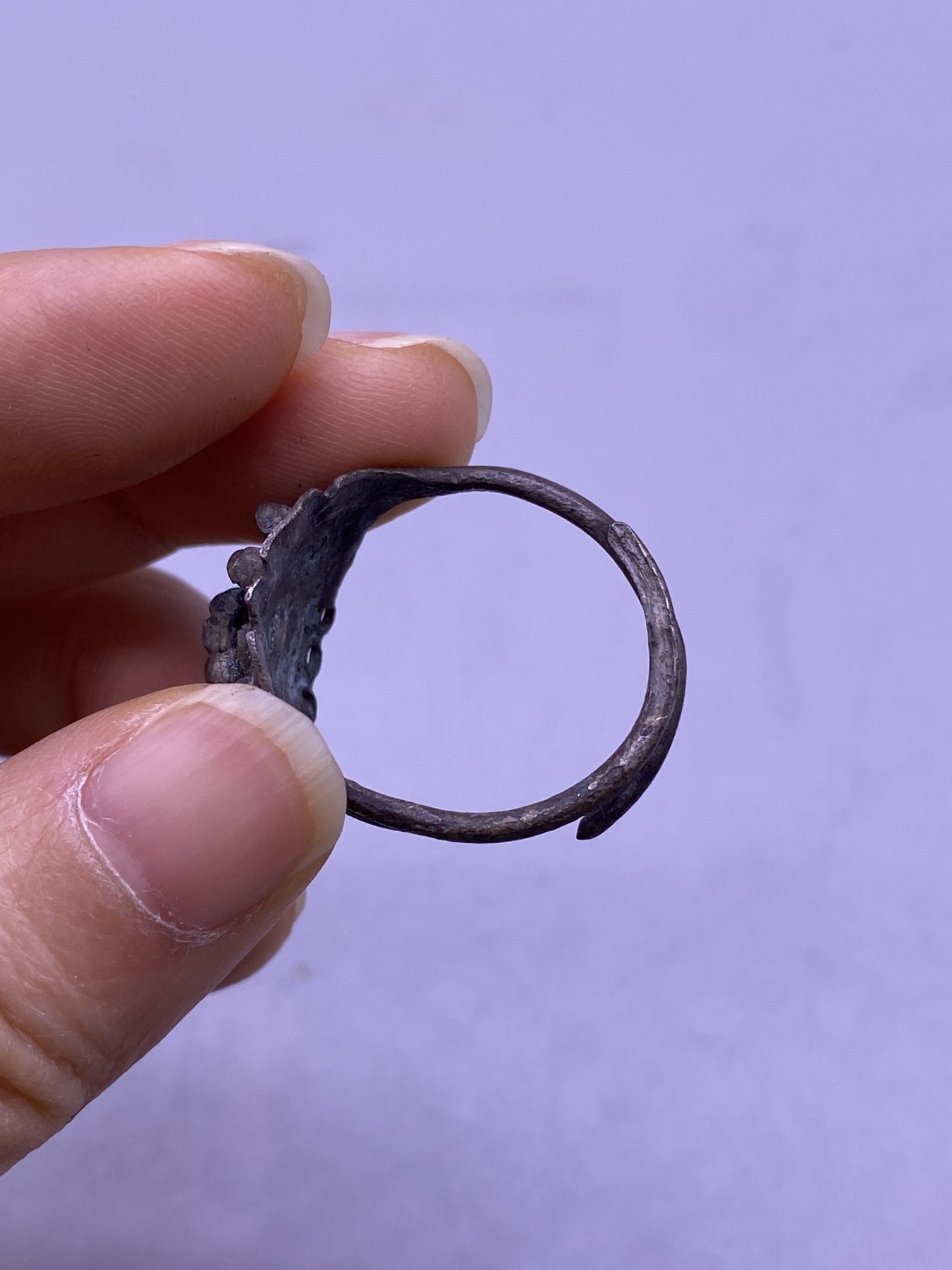 老银起花戒指2枚，内径分别1.6/1.8厘米，都缺花瓣，品相如图，360包快递