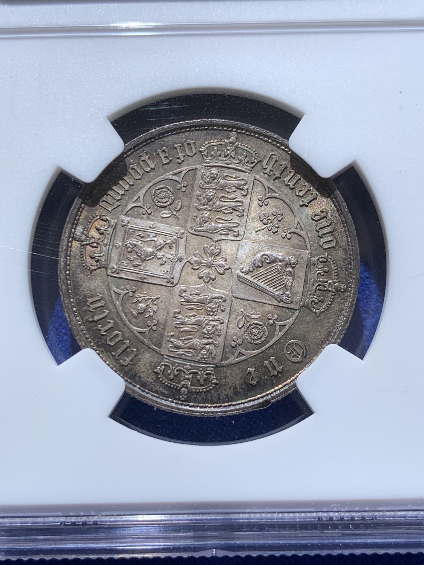 《竞宝斋》圣诞专辑  第二场  第228场 定制纪念章相赠 (全场顺丰包邮) NGC-MS63 英国1852年维多利亚女王哥特福林银币。正面包浆沉稳古气，但又能透出隐约的酒红光芒，背面是极其漂亮的五彩彩虹色过渡自然。这枚是整个系列的第一年，第一版女王面部线条和蔼柔美，值得入手。