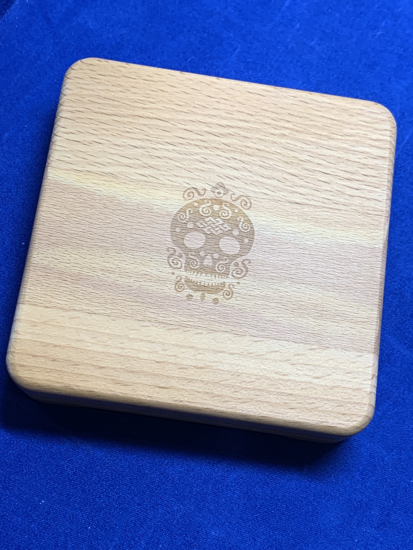 《竞宝斋》圣诞专辑  第二场  第228场 定制纪念章相赠 (全场顺丰包邮) NGC PF70 2018喀麦隆 世界文化系列 第一枚，卡帕拉头盖镶嵌绿松石 2盎司 银币 编号138  盒证齐全