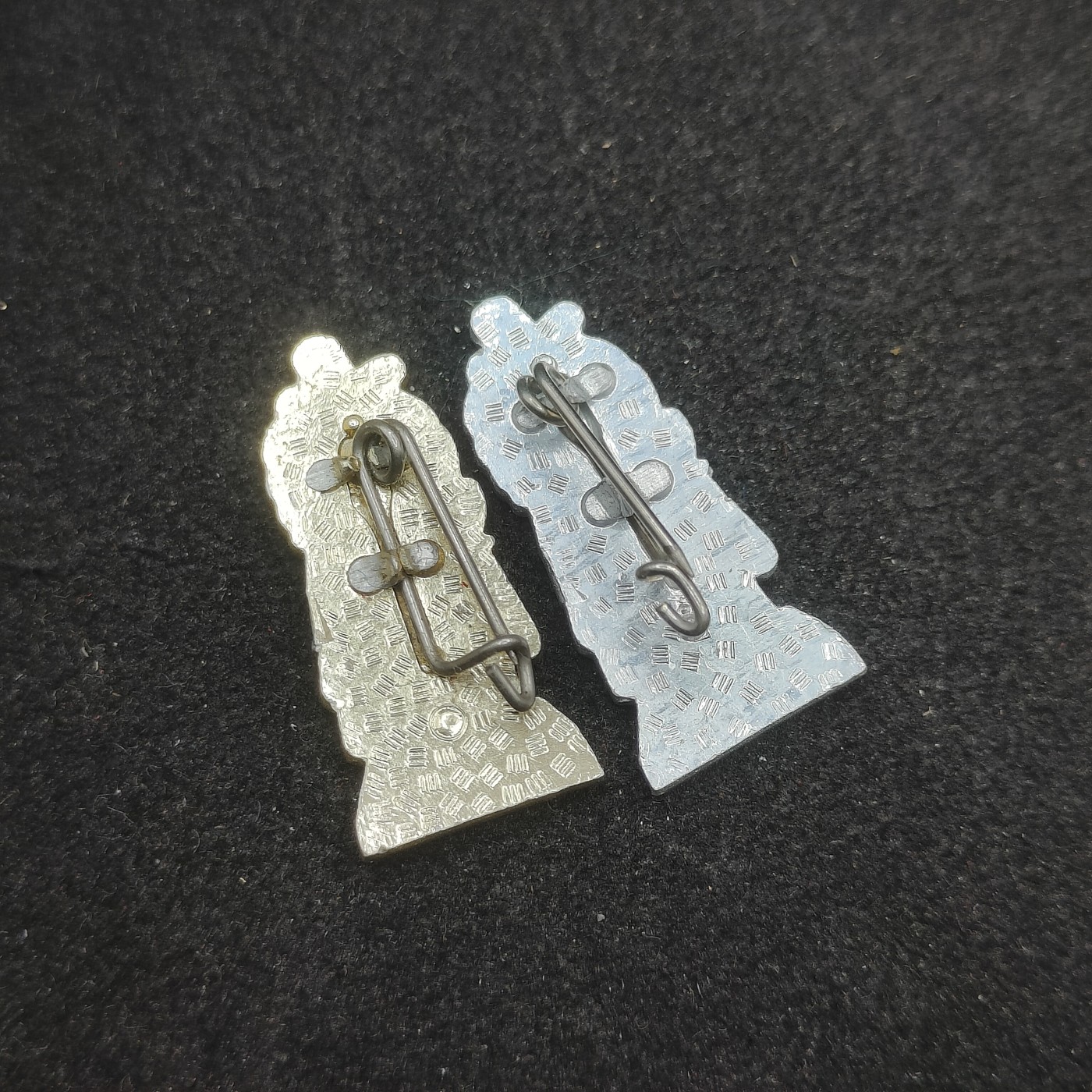 全场0元起拍 第120期 咸鱼国勋章拍卖专场 12月27日（周三）下午6：00开始 东德雕塑徽章两个