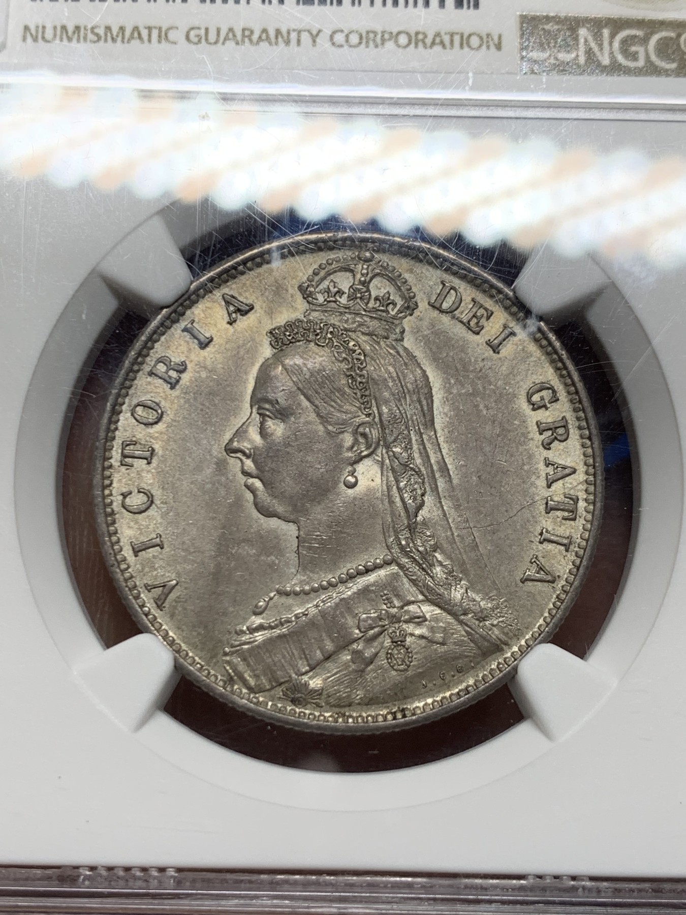 《竞宝斋》圣诞专辑  第二场  第228场 定制纪念章相赠 (全场顺丰包邮) NGC-MS63 英国1887年维多利亚高冠半克朗银币 欧洲灰包浆 底板光洁 光度不错 竞宝斋10月成交同分含佣价1408