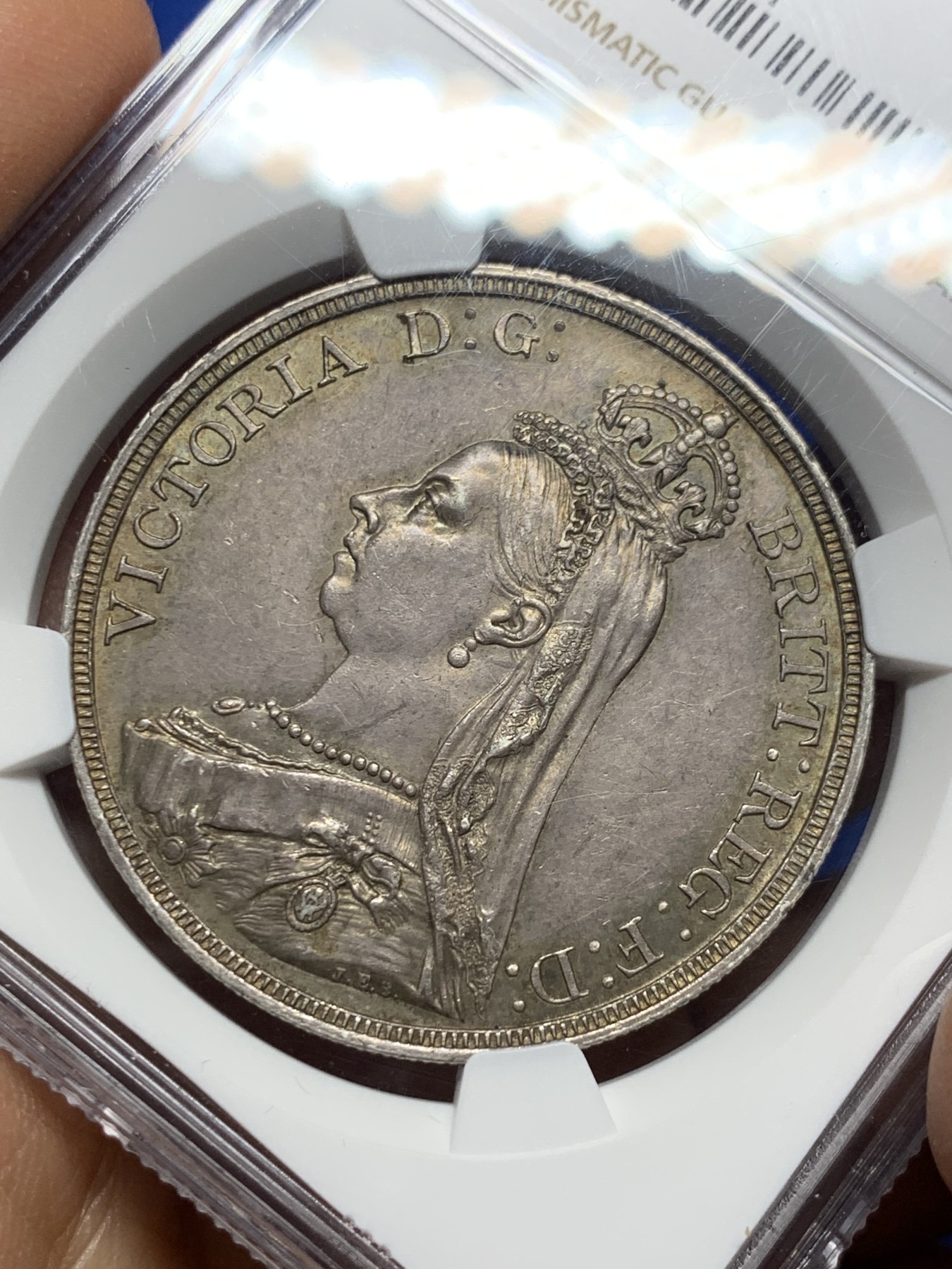 《竞宝斋》圣诞专辑  第二场  第228场 定制纪念章相赠 (全场顺丰包邮) NGC-AU58 英国 1887年 维多利亚马剑1克朗银币。原味包浆，细节佳全深打，性价比之选。