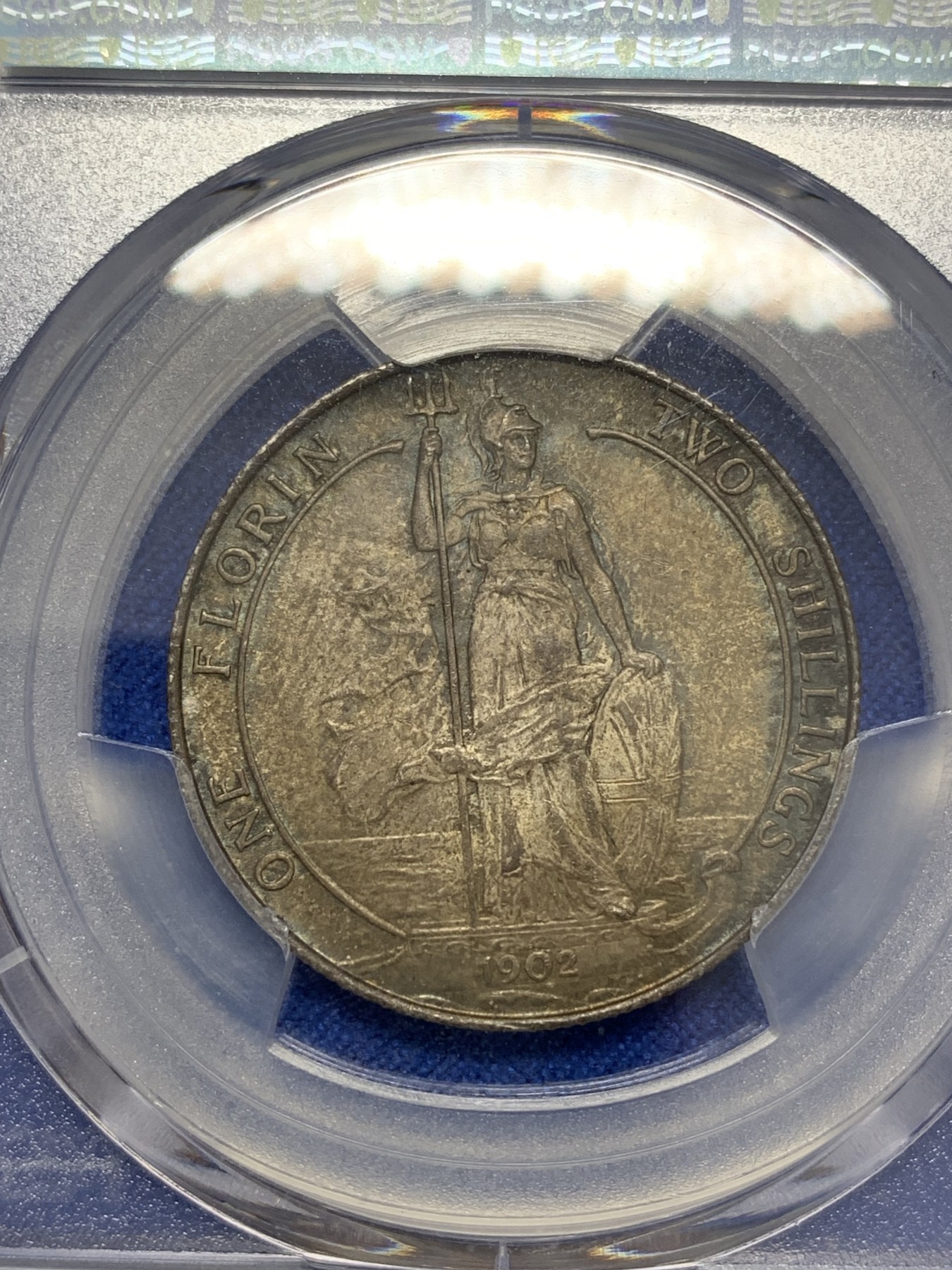 《竞宝斋》圣诞专辑  第二场  第228场 定制纪念章相赠 (全场顺丰包邮) PCGS-MS63 英国1902年爱德华七世 2先令 海神银币。灰褐色的包浆中带着一抹春日青，流通币的保存比精制币更加的困难，只是到了浮躁的现在已经没有价格上的差异了。