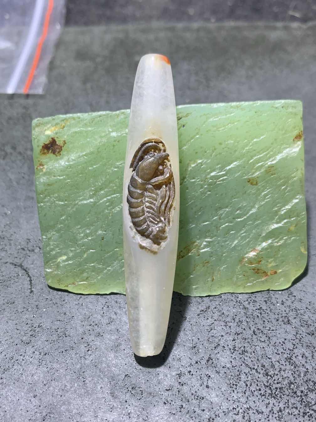 精美亚光冰飘战国红玛瑙手工雕刻虾随形桶珠一颗！