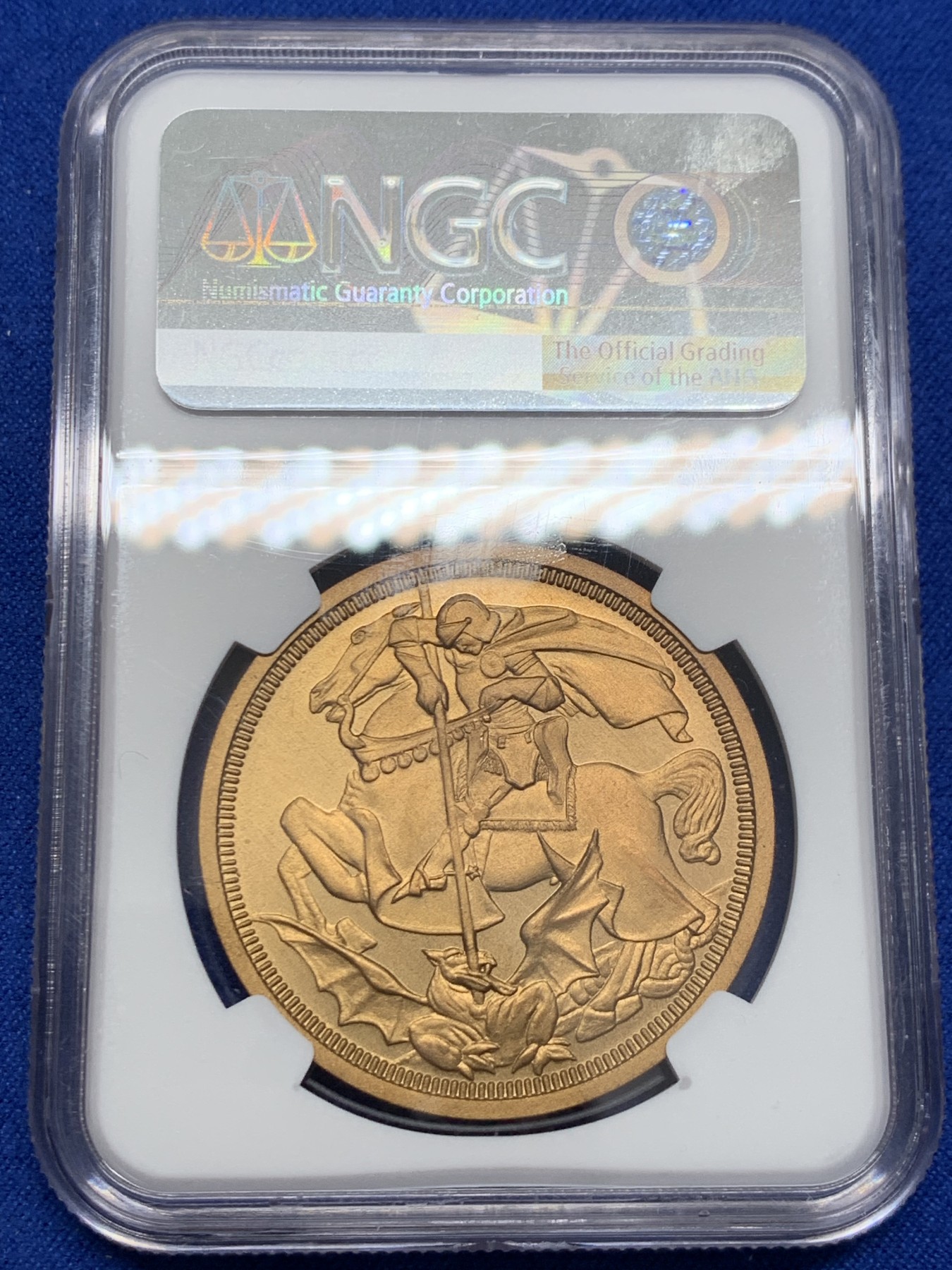 《竞宝斋》圣诞专辑  第二场  第228场 定制纪念章相赠 (全场顺丰包邮) 英国1911年乔治五世马剑屠龙珍惜币三枚套，NGC评级盒子，全部同分PF68，纯银，红铜，黄铜三个版本阵容豪华，著名的屠龙品种，颇受追捧，圣乔治屠龙设计的非常有特点，与以往的经典款式的严谨不同，更为粗犷简洁，线条明快，带有较为明显的欧洲新艺术风格，这种设计风格在2，30年代的法国币章上较为多见。