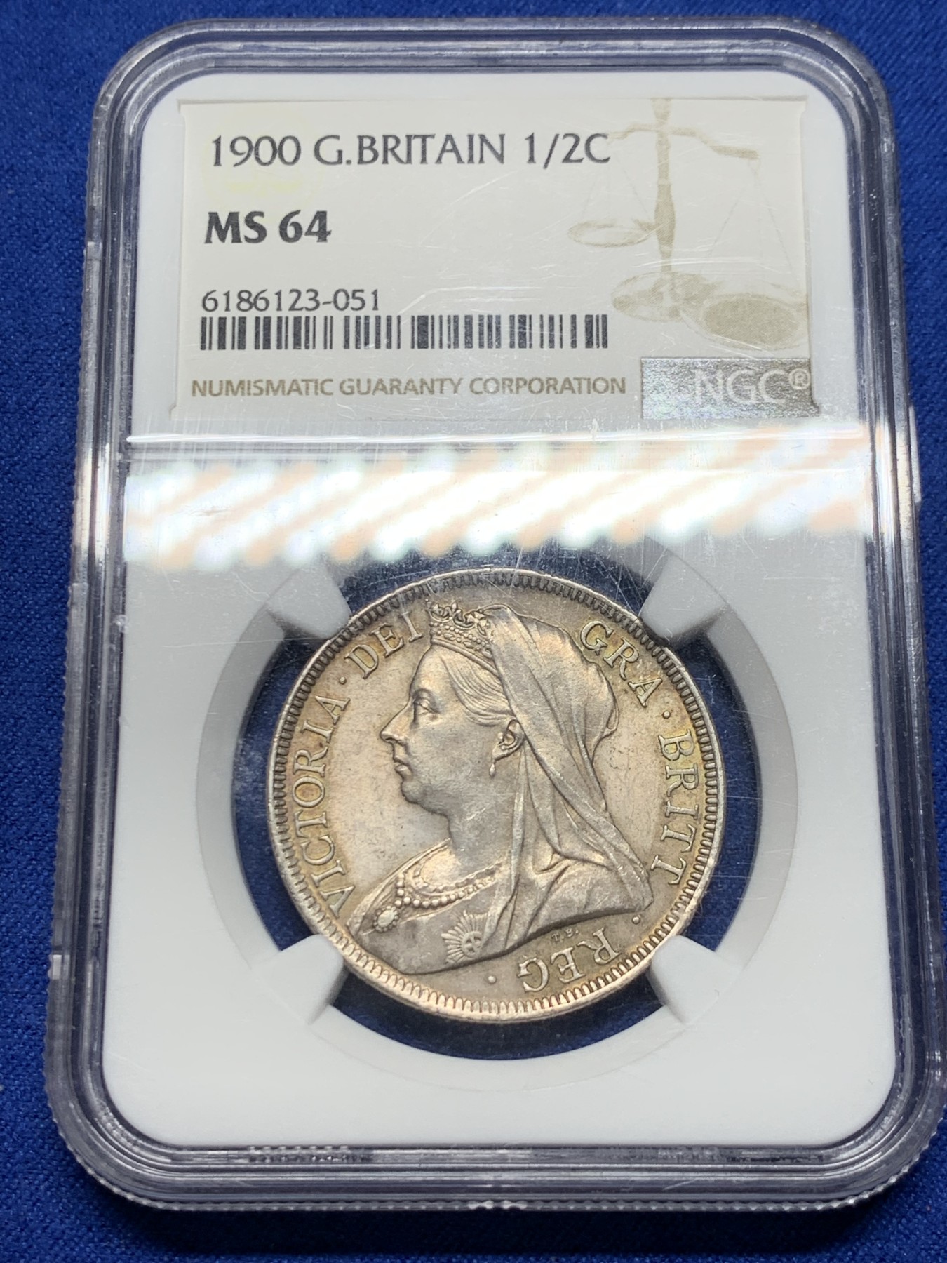 《竞宝斋》圣诞专辑  第二场  第228场 定制纪念章相赠 (全场顺丰包邮) NGC MS64 英国1900维多利亚披纱版半克朗银币 双面原味包浆 带十字光 值得收藏