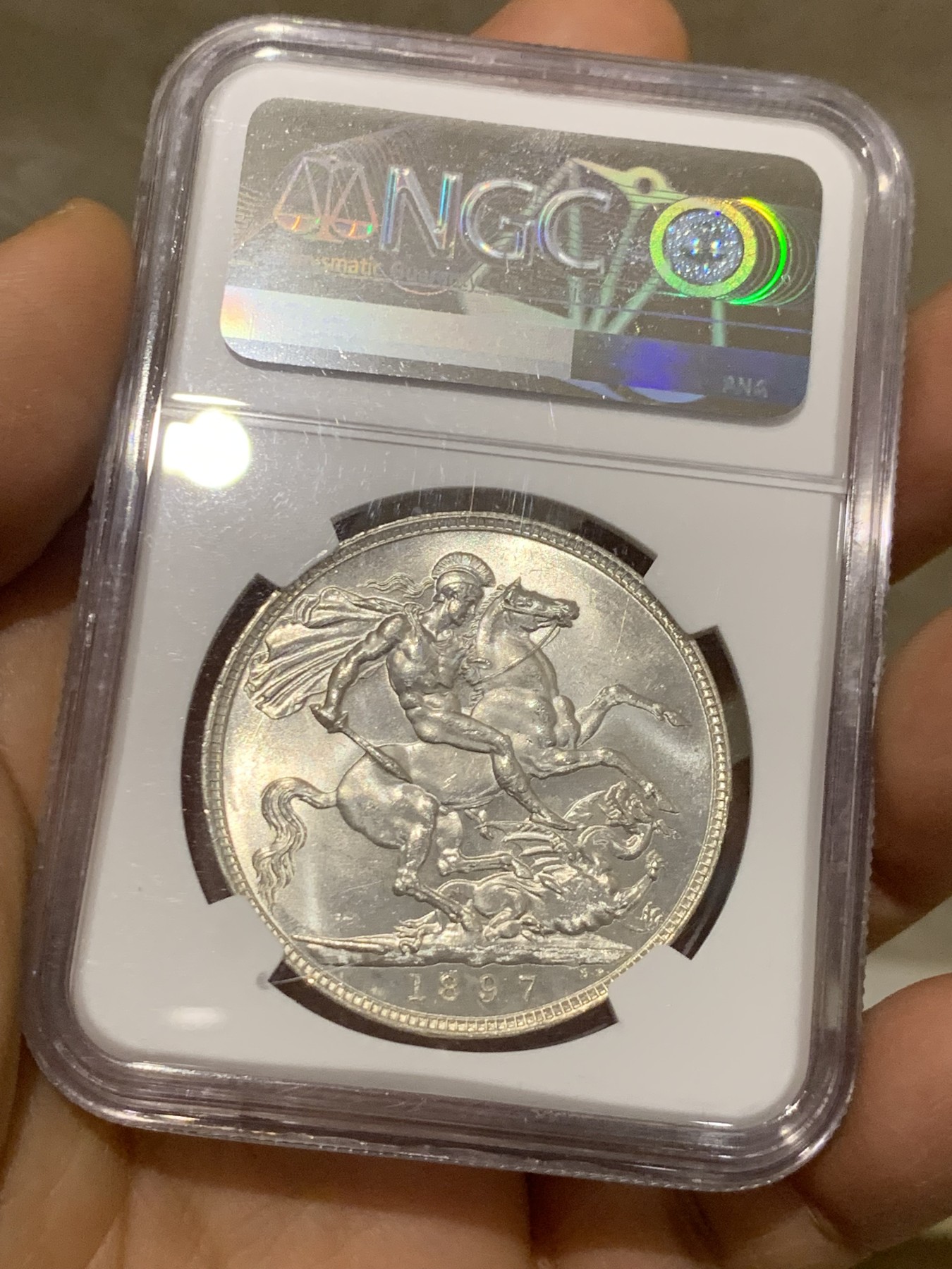 《竞宝斋》圣诞专辑  第二场  第228场 定制纪念章相赠 (全场顺丰包邮) NGC MS63 英国1897年维多利亚披纱马剑克朗，车轮光银光闪闪，底板镜面有霜相当优秀。