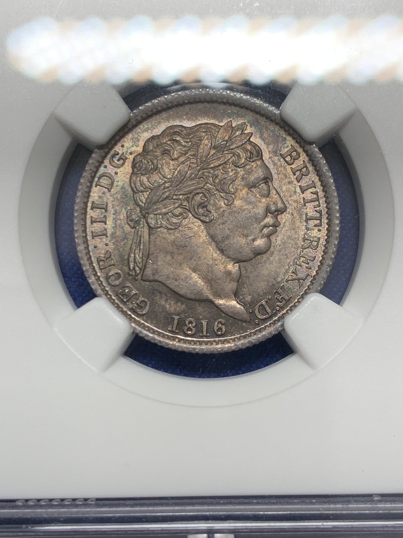 《竞宝斋》圣诞专辑  第二场  第228场 定制纪念章相赠 (全场顺丰包邮) NGC-MS65 英国1816年乔治三世 牛头1先令 银币。来自皮斯特鲁奇的经典设计，状态很舒服，分数够玩了。