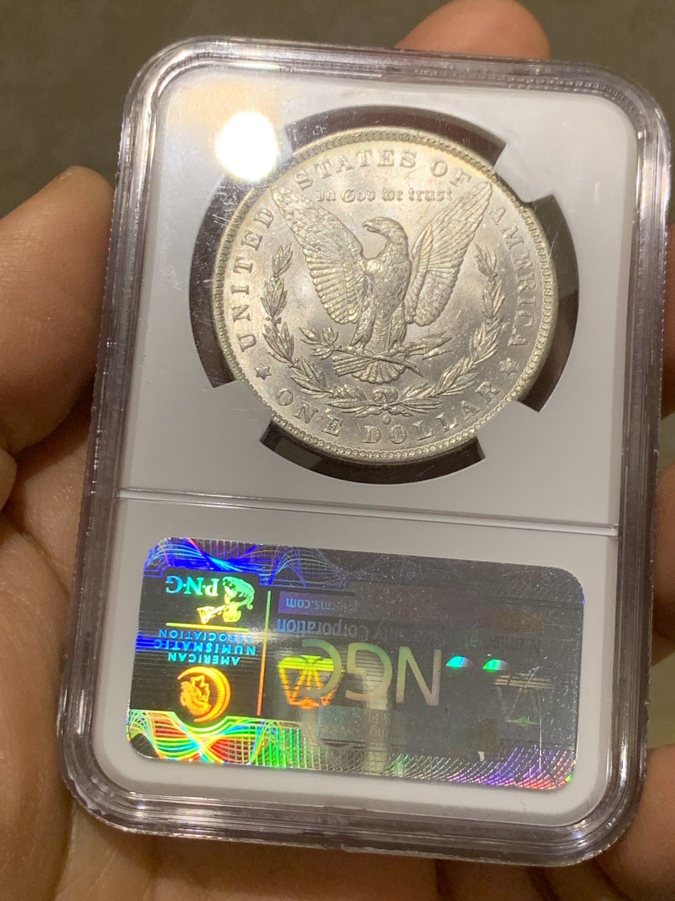 《竞宝斋》圣诞专辑  第二场  第228场 定制纪念章相赠 (全场顺丰包邮) NGC老盒评级MS64分。1884年O版摩根银元，月牙彩，彩虹包浆，好看包浆的摩根相比普通摩根海外溢价很高。今年汇率上涨，摩根是抗通胀好品种，64好彩勿错过。