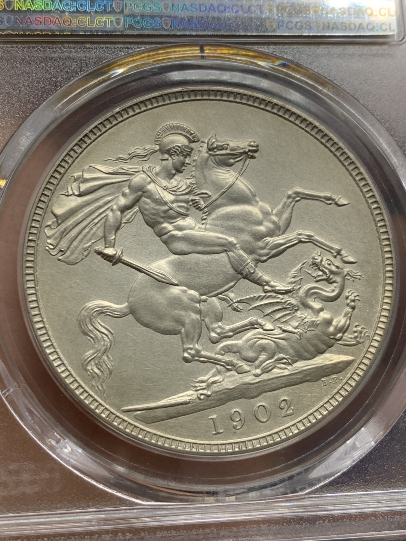 《竞宝斋》圣诞专辑  第二场  第228场 定制纪念章相赠 (全场顺丰包邮) PCGS-PR63 1902英国爱七精制大马剑，人物头像素描质感，背面骑士肌肉线条满满，底板丝绸状态，P盒低评，上手状态极佳。英系海外表现稳健，爱七HA11月N盒PR62成交5200，12月N盒PR65成交2w1人民币。这枚P盒好状态，赶紧上车！注：盒子背面支撑架有磕