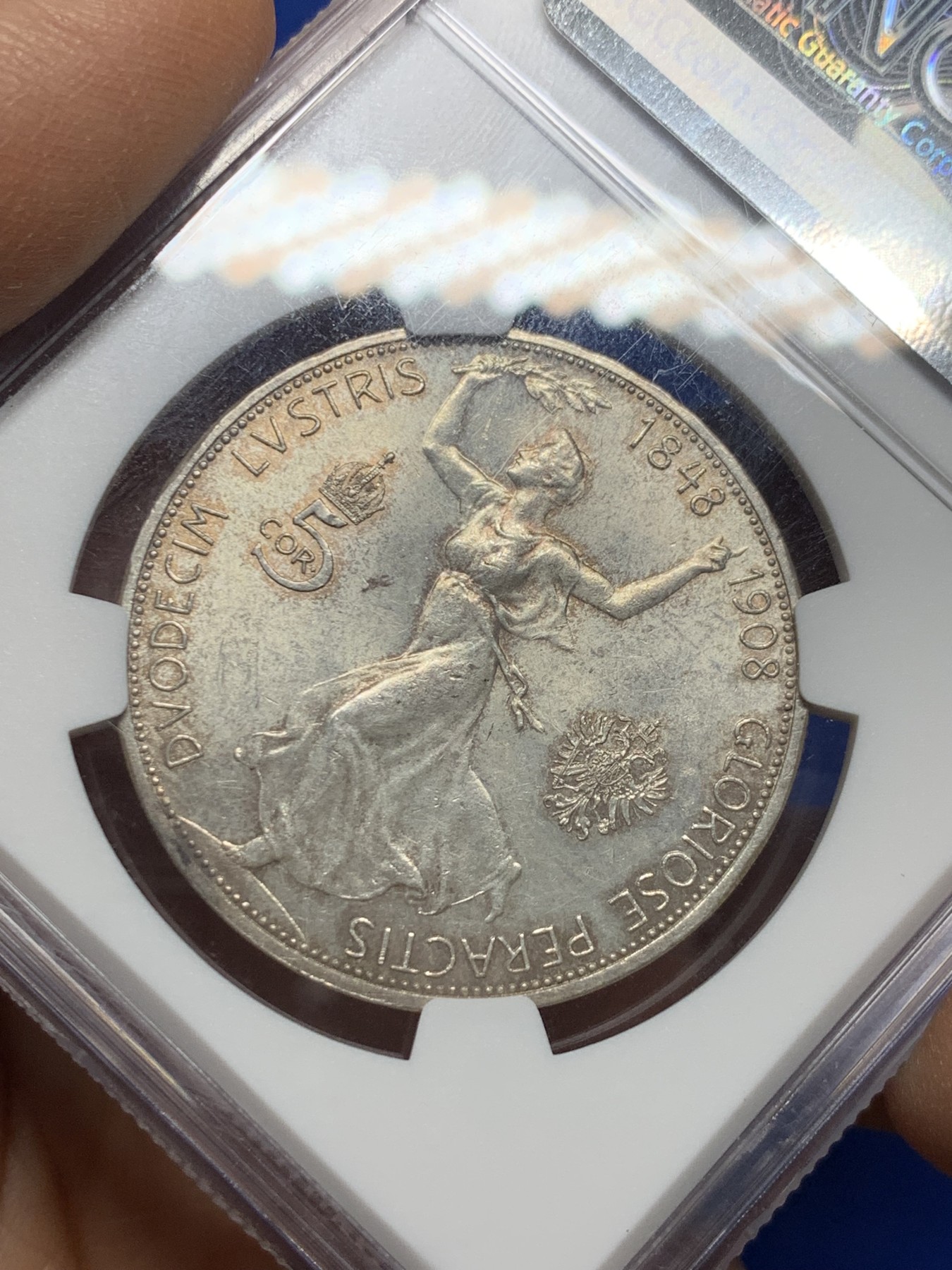 《竞宝斋》圣诞专辑  第二场  第228场 定制纪念章相赠 (全场顺丰包邮) NGC-MS62 奥匈帝国 1908年 弗朗茨一世登基60周年 奔跑的女人 5克朗 银币 黄油环彩 外拍上涨品种