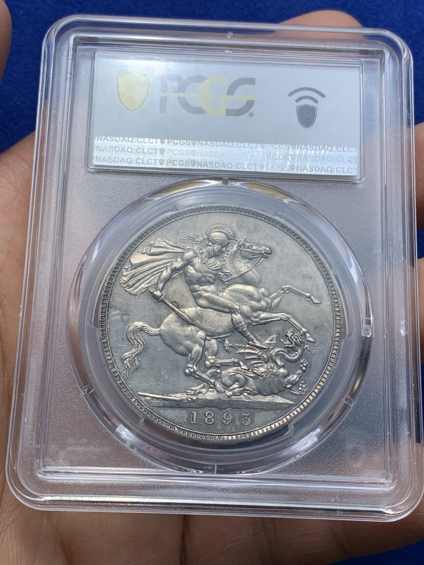 《竞宝斋》圣诞专辑  第二场  第228场 定制纪念章相赠 (全场顺丰包邮) PCGS PR63 英国维多利亚1893精制马剑克朗，最为经典的披沙造型，深色包浆。精制版，低估品种。