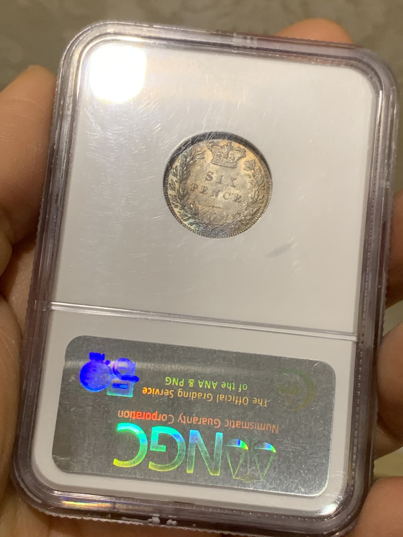 《竞宝斋》圣诞专辑  第二场  第228场 定制纪念章相赠 (全场顺丰包邮) NGC MS65 英国1885维多利亚女王6便士 顶级紫罗兰五彩包浆 老盒严评 盒子保存完好 小维6便士64以上非常难见 且拍且珍惜