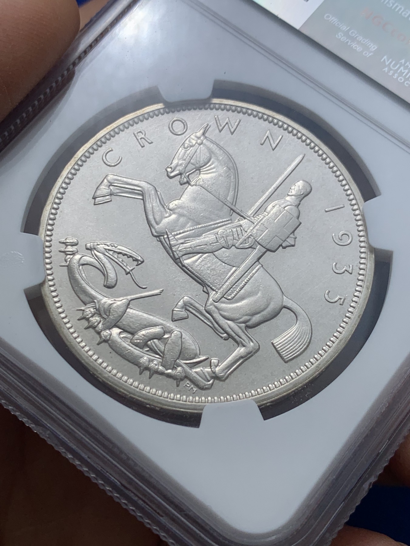 《竞宝斋》圣诞专辑  第二场  第228场 定制纪念章相赠 (全场顺丰包邮) NGC-SP65 英国1935年木马剑克朗大银币，稀少SP版本，高浮雕 早期深打状态好