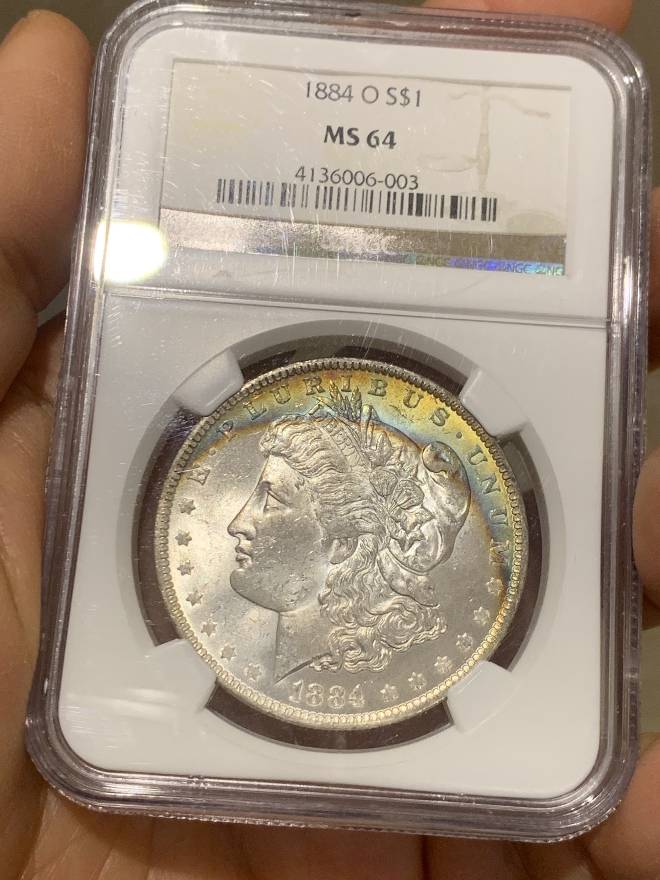 《竞宝斋》圣诞专辑  第二场  第228场 定制纪念章相赠 (全场顺丰包邮) NGC老盒评级MS64分。1884年O版摩根银元，月牙彩，彩虹包浆，好看包浆的摩根相比普通摩根海外溢价很高。今年汇率上涨，摩根是抗通胀好品种，64好彩勿错过。