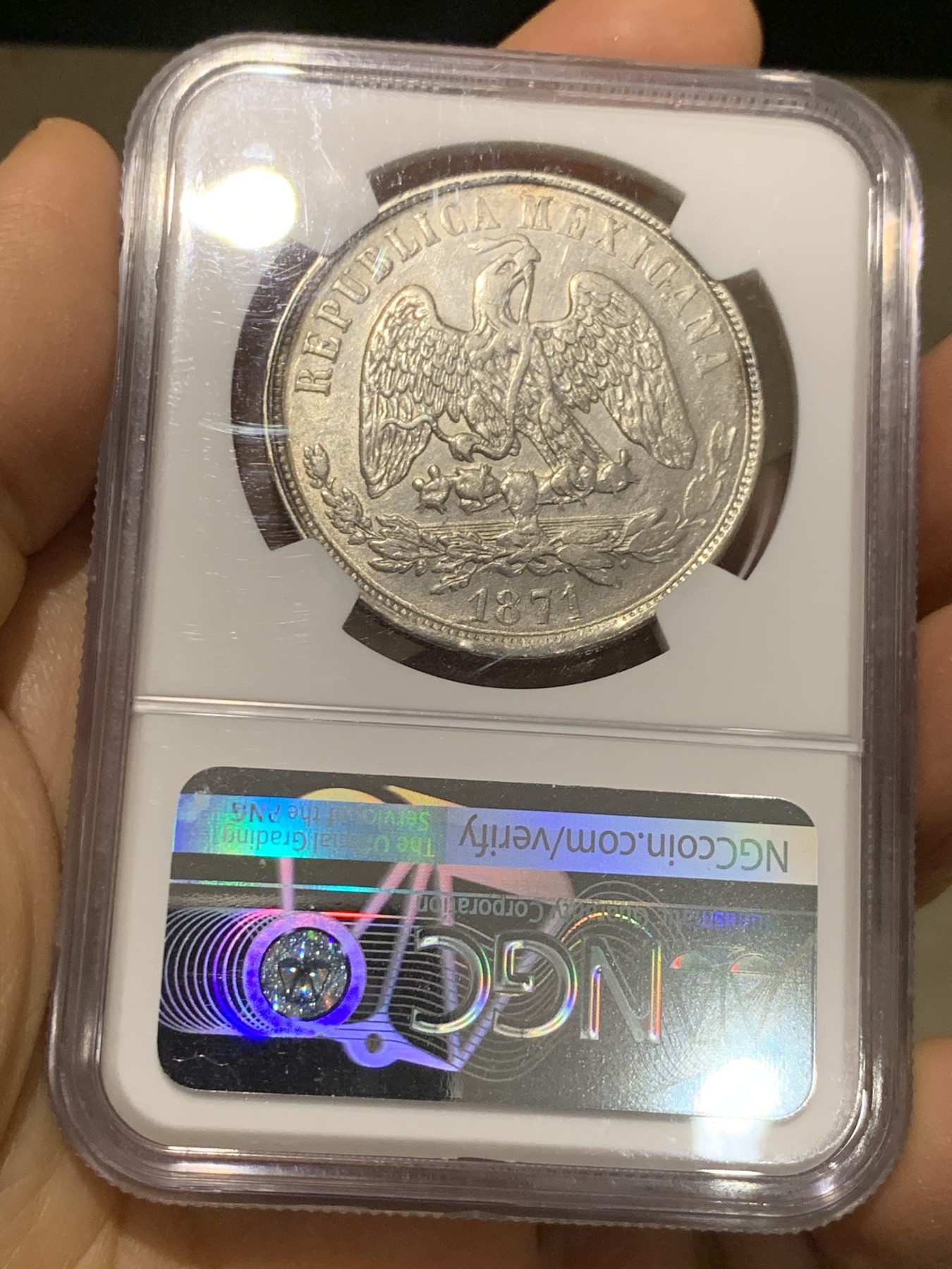 《竞宝斋》圣诞专辑  第二场  第228场 定制纪念章相赠 (全场顺丰包邮) NGC-MS61 墨西哥 1871年天平鹰洋。天平书剑鹰洋是在华流通里的名誉品种，相比自由帽鹰洋，存量非常稀少，这一枚币面正面复打，非常有味道。MS可藏状态非常难得。去年高峰时期同厂同分5000+，今年5月HA成交也在4400以上。