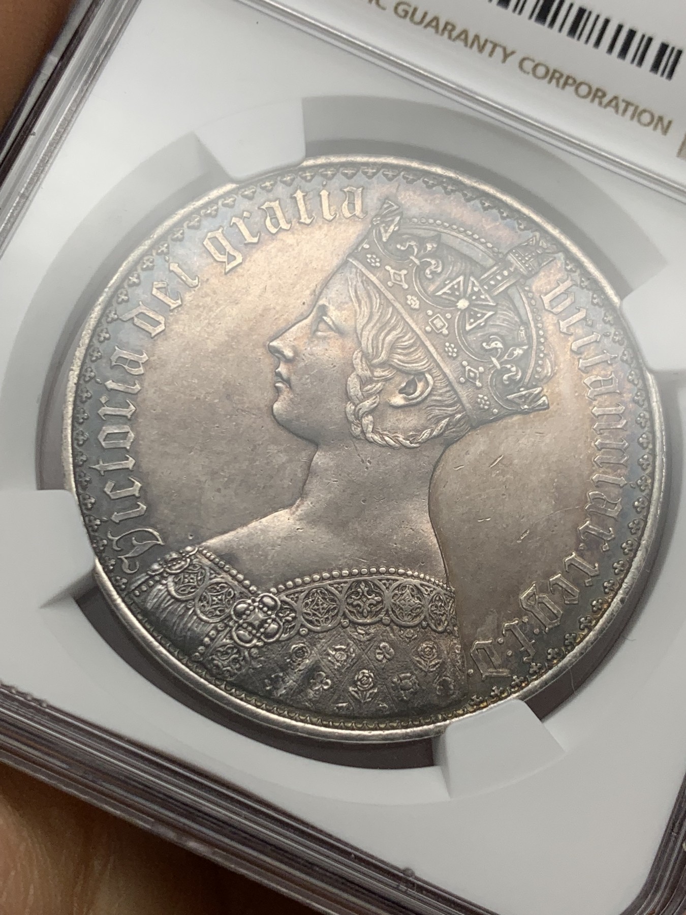 《竞宝斋》圣诞专辑  第二场  第228场 定制纪念章相赠 (全场顺丰包邮) NGC-PF60 英国 1847年哥特克朗 细节完整 包浆醇厚 钱币收藏者的终身追求