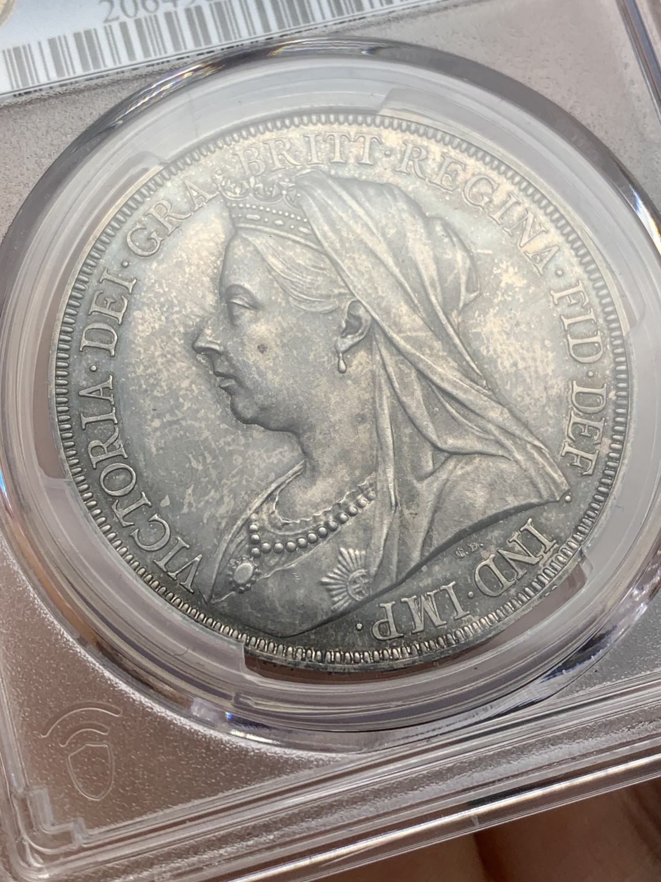 《竞宝斋》圣诞专辑  第二场  第228场 定制纪念章相赠 (全场顺丰包邮) PCGS PR63 英国维多利亚1893精制马剑克朗，最为经典的披沙造型，深色包浆。精制版，低估品种。