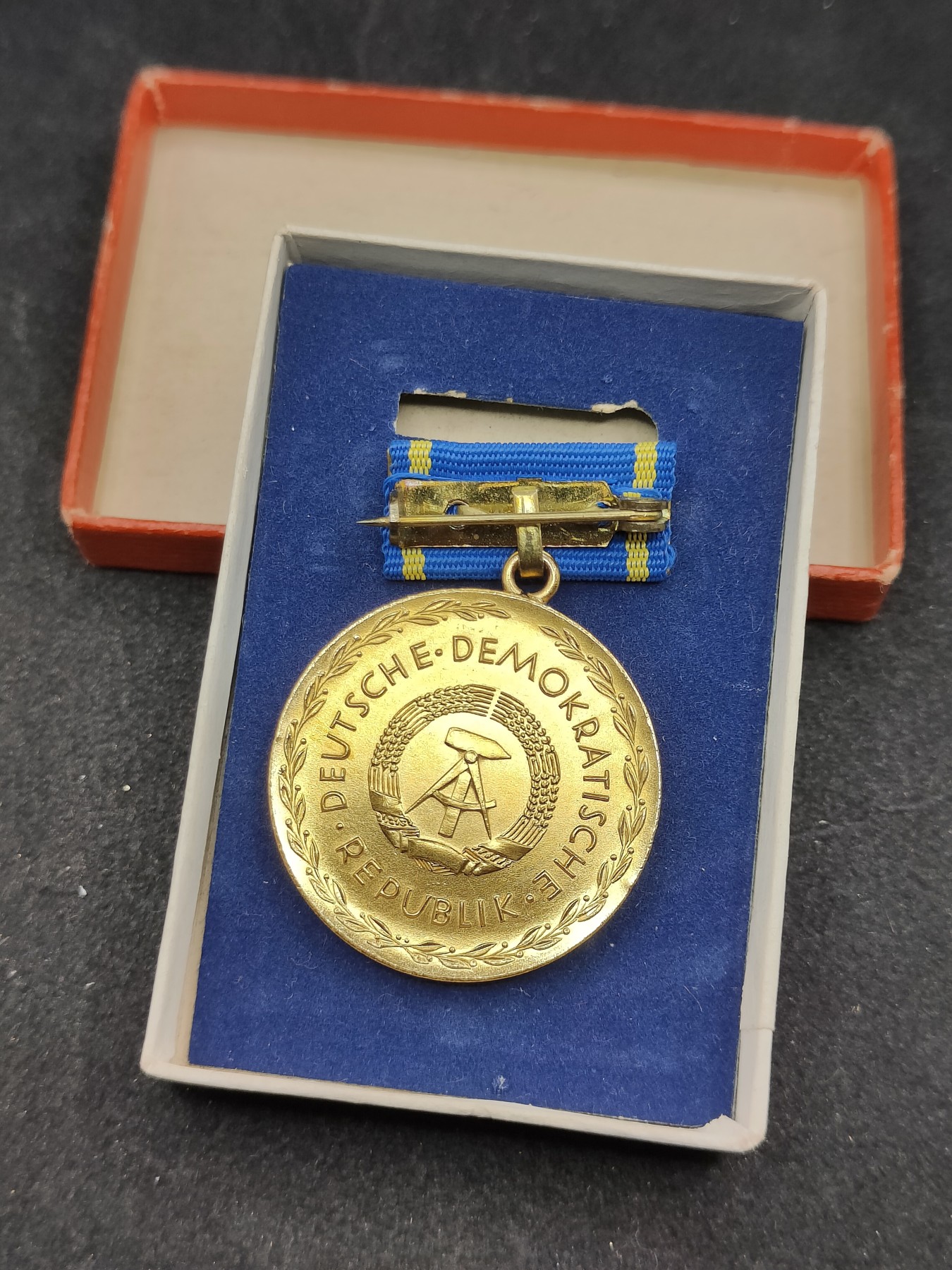 全场0元起拍 第120期 咸鱼国勋章拍卖专场 12月27日（周三）下午6：00开始 东德金级 裴斯洛泰齐忠诚服务奖章