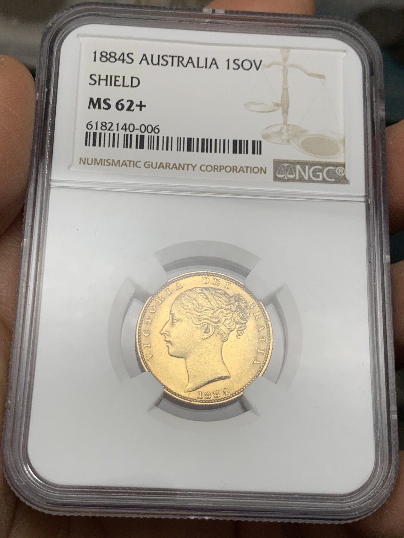 《竞宝斋》圣诞专辑  第二场  第228场 定制纪念章相赠 (全场顺丰包邮) NGC-MS62+ 英国1884年S 维多利亚1索维林金币 8克重 马剑金币多见，盾徽少见 镜面光，低评