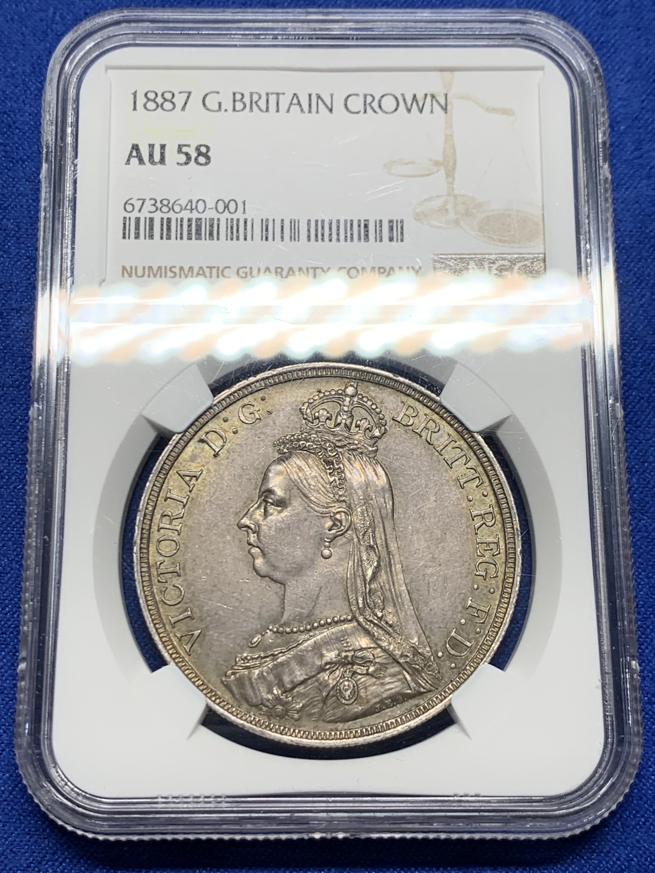 《竞宝斋》圣诞专辑  第二场  第228场 定制纪念章相赠 (全场顺丰包邮) NGC-AU58 英国 1887年 维多利亚马剑1克朗银币。原味包浆，细节佳全深打，性价比之选。