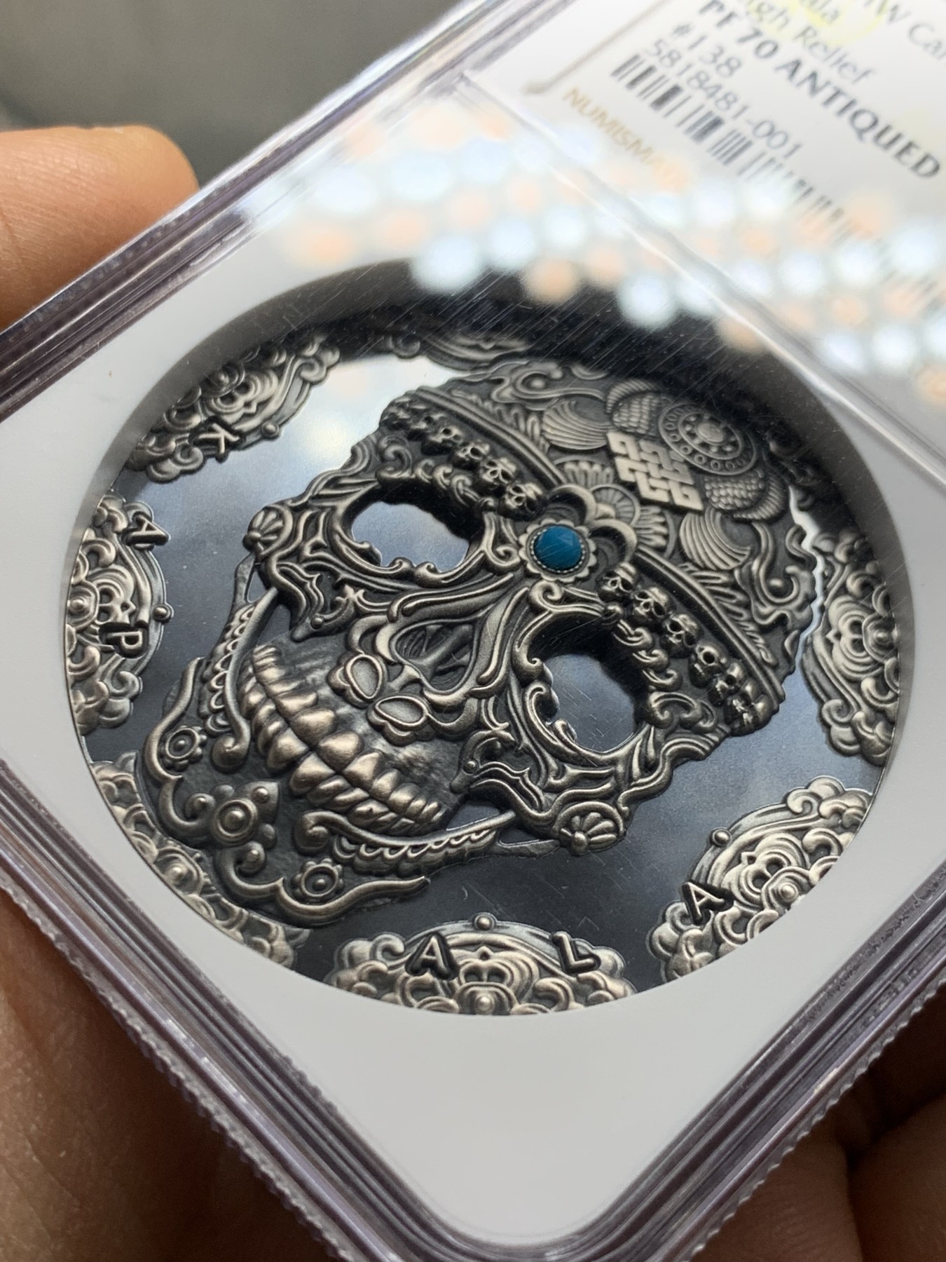 《竞宝斋》圣诞专辑  第二场  第228场 定制纪念章相赠 (全场顺丰包邮) NGC PF70 2018喀麦隆 世界文化系列 第一枚，卡帕拉头盖镶嵌绿松石 2盎司 银币 编号138  盒证齐全