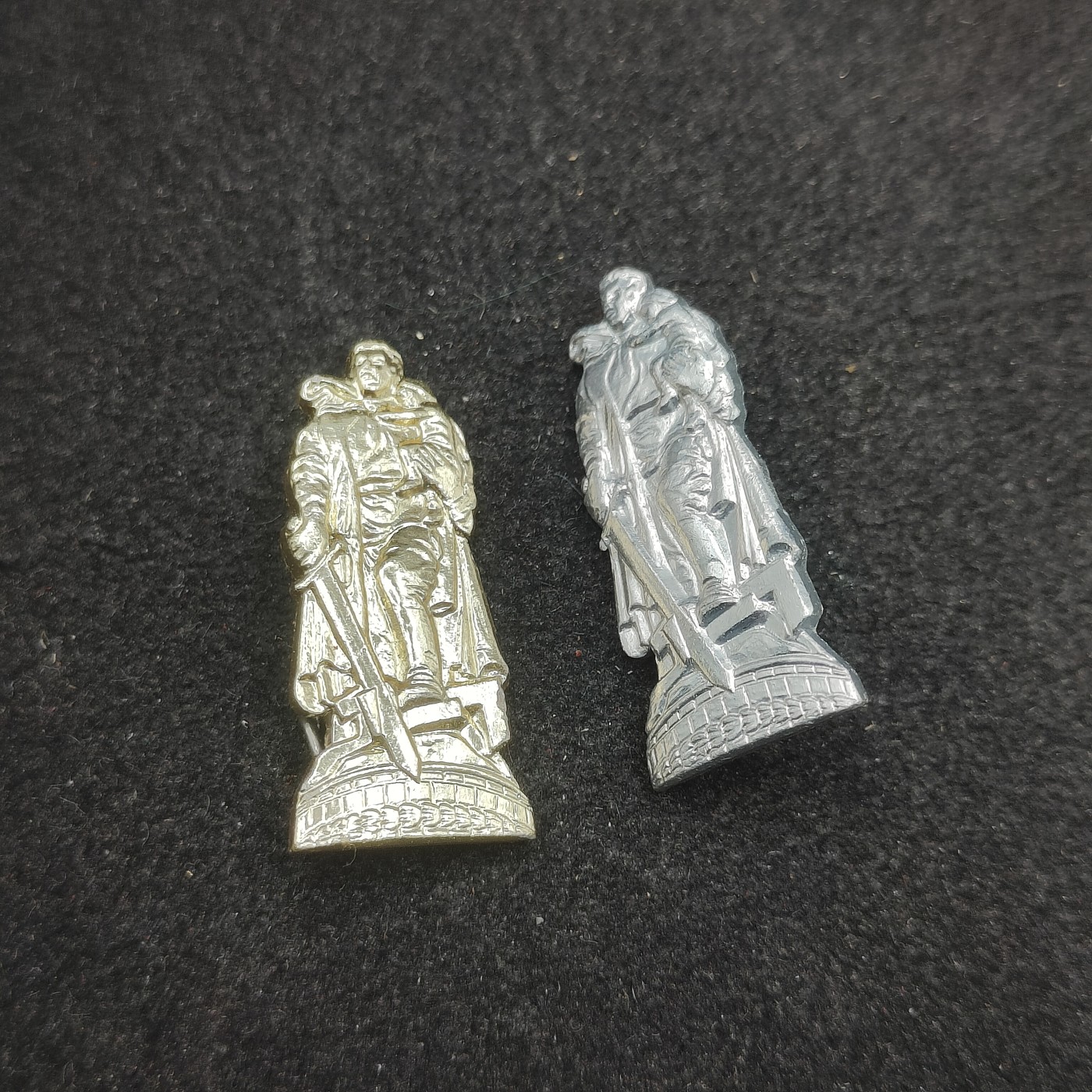 全场0元起拍 第120期 咸鱼国勋章拍卖专场 12月27日（周三）下午6：00开始 东德雕塑徽章两个