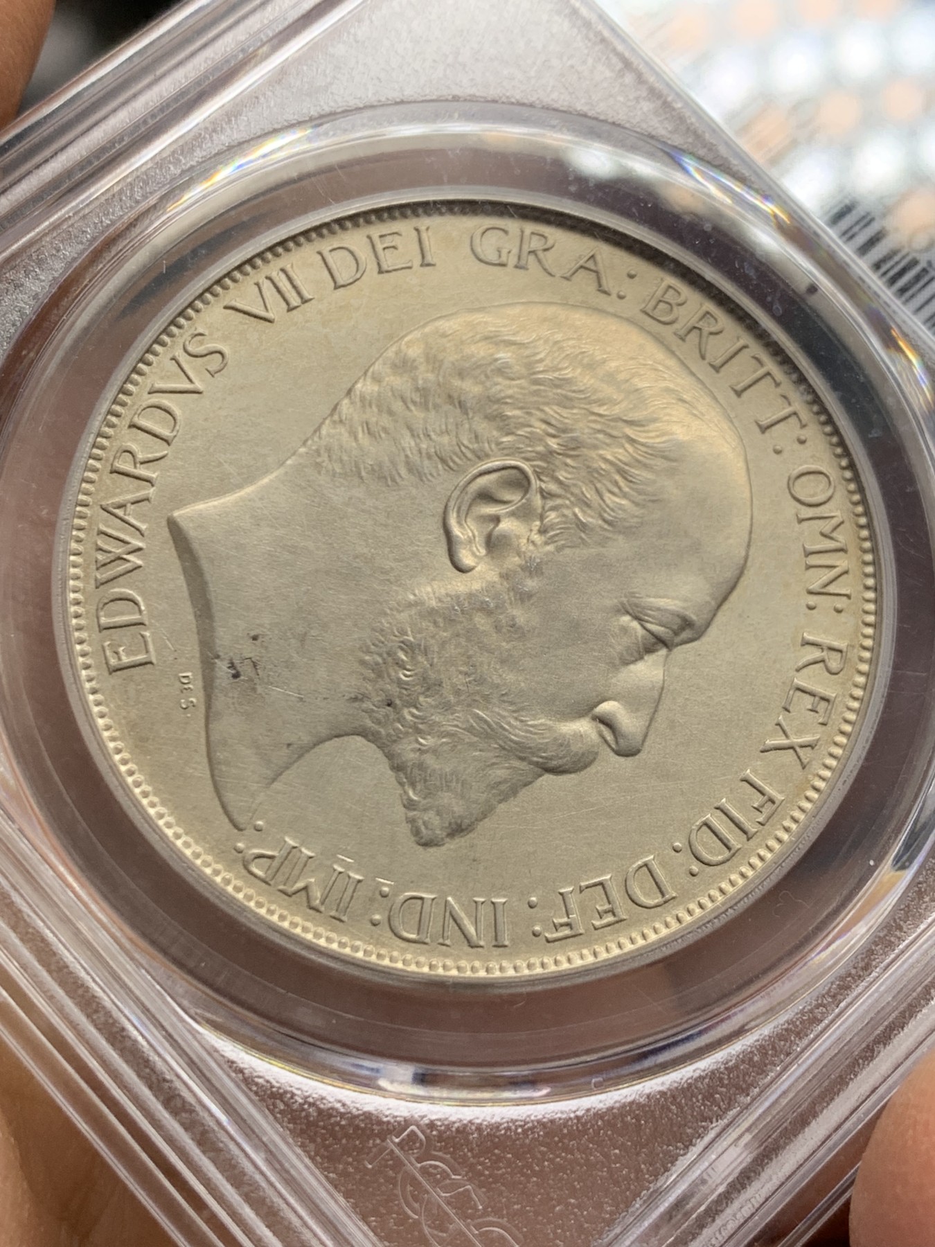 《竞宝斋》圣诞专辑  第二场  第228场 定制纪念章相赠 (全场顺丰包邮) PCGS-PR63 1902英国爱七精制大马剑，人物头像素描质感，背面骑士肌肉线条满满，底板丝绸状态，P盒低评，上手状态极佳。英系海外表现稳健，爱七HA11月N盒PR62成交5200，12月N盒PR65成交2w1人民币。这枚P盒好状态，赶紧上车！注：盒子背面支撑架有磕
