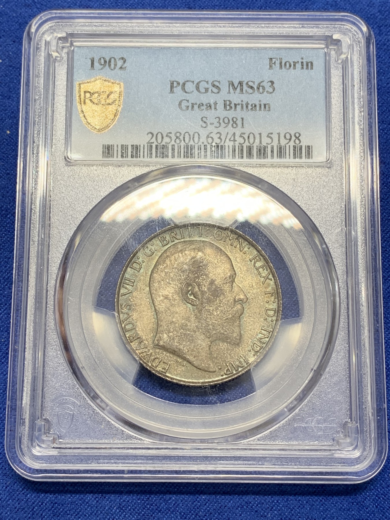 《竞宝斋》圣诞专辑  第二场  第228场 定制纪念章相赠 (全场顺丰包邮) PCGS-MS63 英国1902年爱德华七世 2先令 海神银币。灰褐色的包浆中带着一抹春日青，流通币的保存比精制币更加的困难，只是到了浮躁的现在已经没有价格上的差异了。
