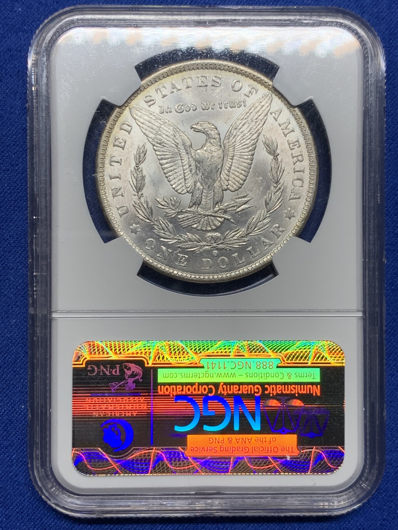 《竞宝斋》圣诞专辑  第二场  第228场 定制纪念章相赠 (全场顺丰包邮) NGC老盒评级MS64分。1884年O版摩根银元，月牙彩，彩虹包浆，好看包浆的摩根相比普通摩根海外溢价很高。今年汇率上涨，摩根是抗通胀好品种，64好彩勿错过。