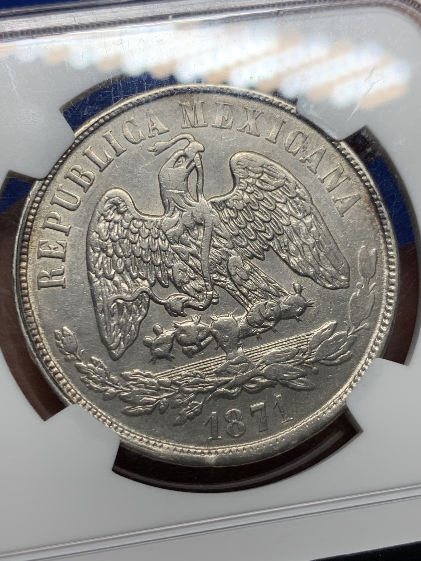 《竞宝斋》圣诞专辑  第二场  第228场 定制纪念章相赠 (全场顺丰包邮) NGC-MS61 墨西哥 1871年天平鹰洋。天平书剑鹰洋是在华流通里的名誉品种，相比自由帽鹰洋，存量非常稀少，这一枚币面正面复打，非常有味道。MS可藏状态非常难得。去年高峰时期同厂同分5000+，今年5月HA成交也在4400以上。