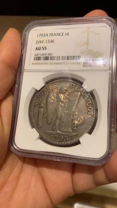 《竞宝斋》圣诞专辑  第二场  第228场 定制纪念章相赠 (全场顺丰包邮) NGC-AU55 法国1793年天使版6里弗尔大银币，深打，唯一年份，老包浆，法国大革命第二年，天使五官清晰可见，55分中的战斗机。法系收藏绕不过的名誉品！