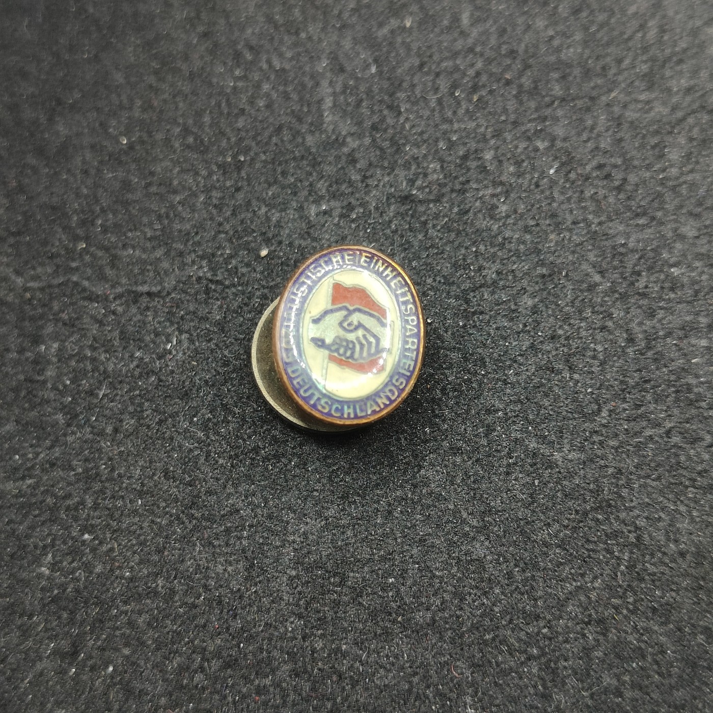 全场0元起拍 第120期 咸鱼国勋章拍卖专场 12月27日（周三）下午6：00开始 东德统一社会党党徽 稀有早期琺瑯盘扣版