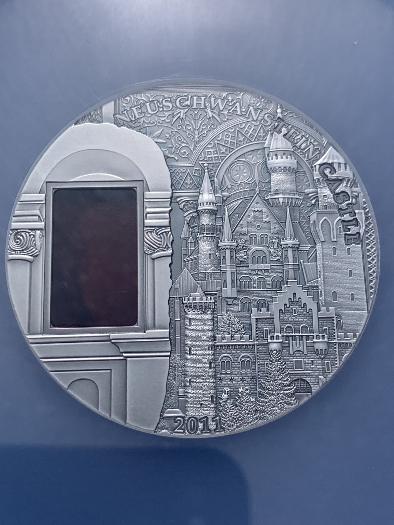 《竞宝斋》圣诞专辑  第二场  第228场 定制纪念章相赠 (全场顺丰包邮) NGC MS69 2011年帕劳镶嵌琥珀古典建筑系列3-新天鹅堡银币（热门藏品） 含证书  50mm 2盎司 999银 发行量999枚