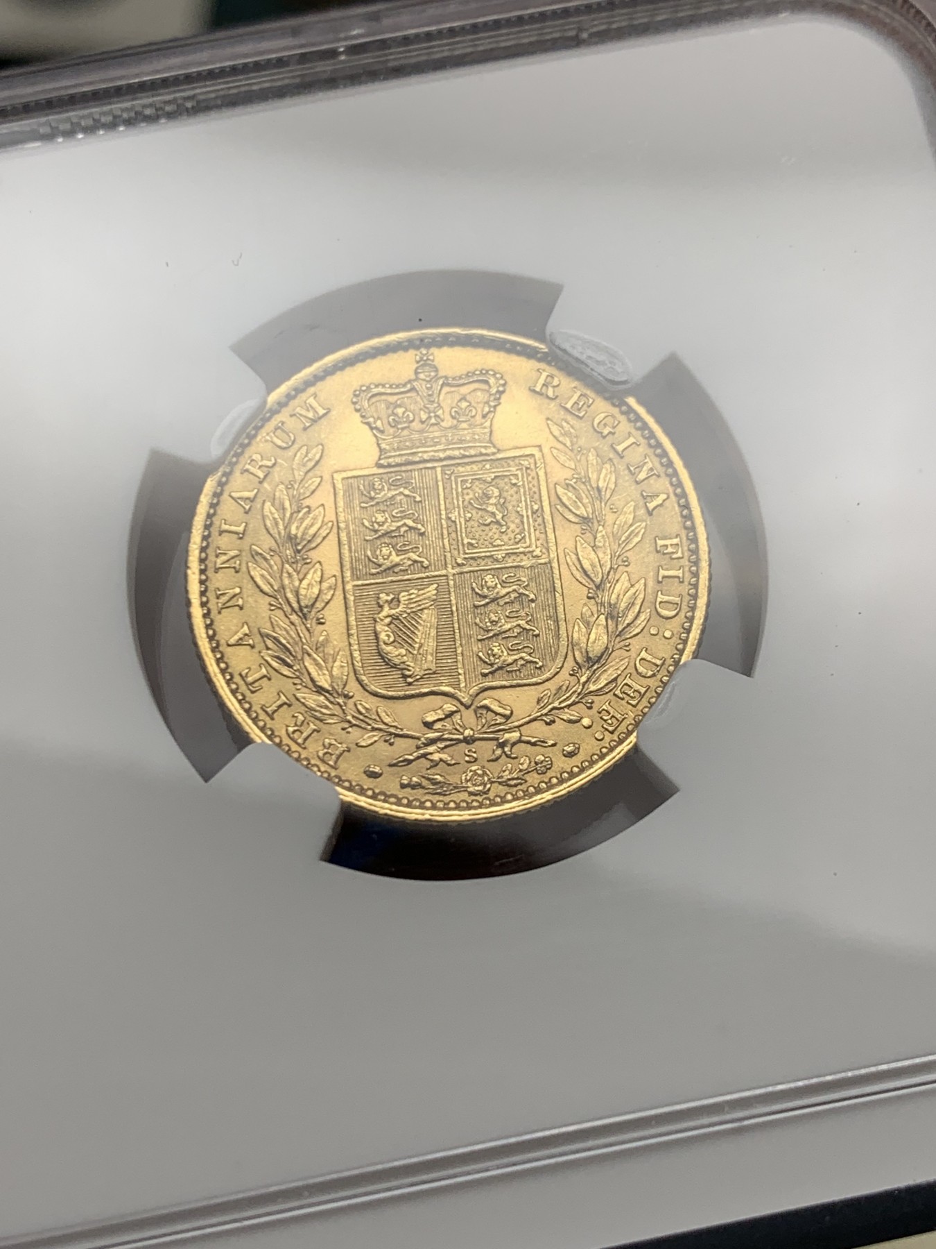 《竞宝斋》圣诞专辑  第二场  第228场 定制纪念章相赠 (全场顺丰包邮) NGC-MS62+ 英国1884年S 维多利亚1索维林金币 8克重 马剑金币多见，盾徽少见 镜面光，低评