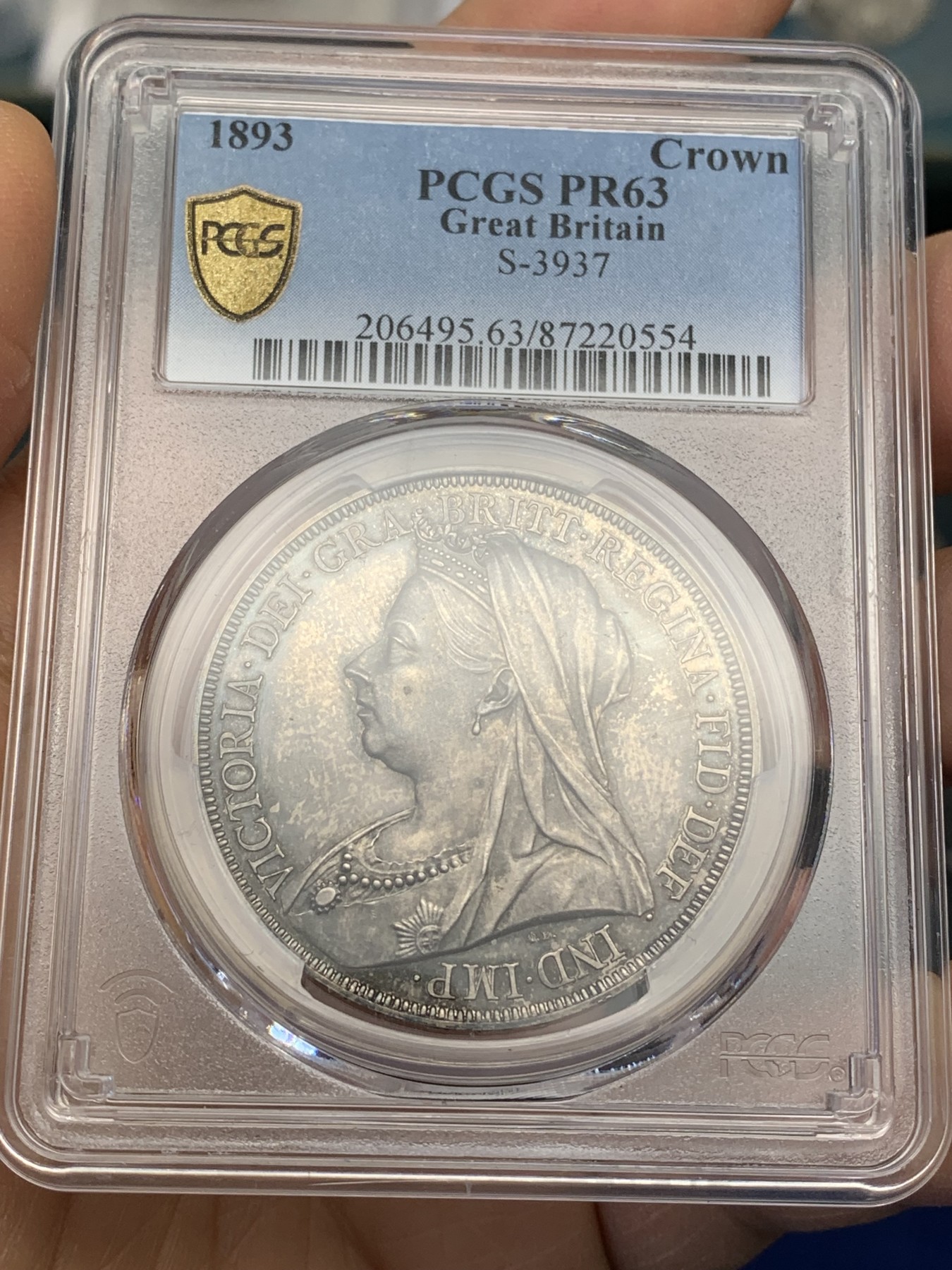 《竞宝斋》圣诞专辑  第二场  第228场 定制纪念章相赠 (全场顺丰包邮) PCGS PR63 英国维多利亚1893精制马剑克朗，最为经典的披沙造型，深色包浆。精制版，低估品种。