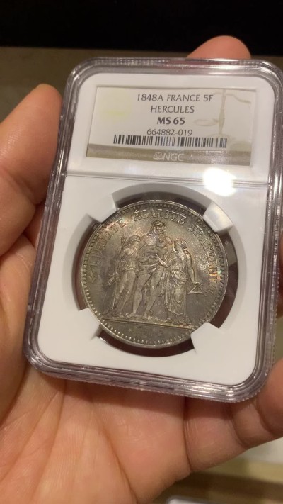 《竞宝斋》圣诞专辑  第二场  第228场 定制纪念章相赠 (全场顺丰包邮) NGC-MS65 法国 1848年传世五彩包浆大力神5法郎银币。灯光下包浆呈现绚丽五彩包浆。65顶级分数，状态好于191期6650元成交那枚。