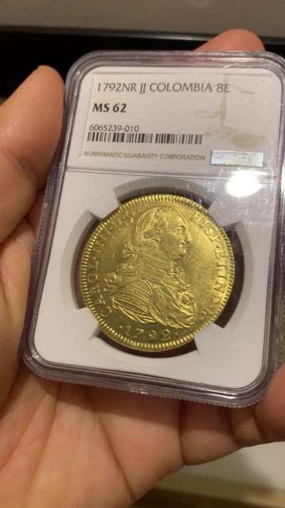 《竞宝斋》圣诞专辑  第二场  第228场 定制纪念章相赠 (全场顺丰包邮) NGC-MS62 1792年西属哥伦比亚8埃斯库多金币 早期卡四，打制完美，没有减重痕，MS西属大金及其难得,唯二亚军分，上面只有一个63