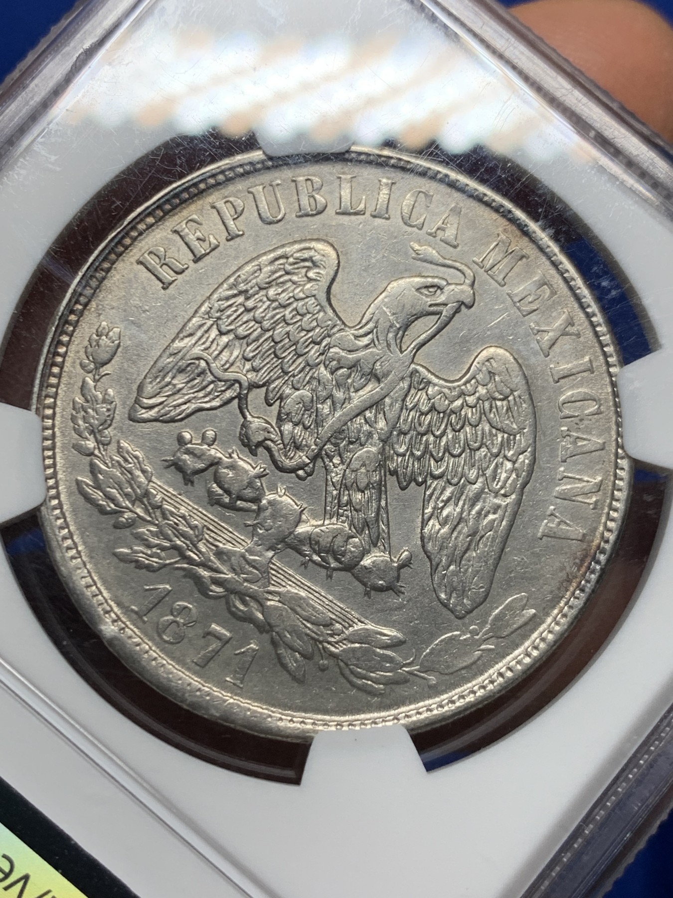 《竞宝斋》圣诞专辑  第二场  第228场 定制纪念章相赠 (全场顺丰包邮) NGC-MS61 墨西哥 1871年天平鹰洋。天平书剑鹰洋是在华流通里的名誉品种，相比自由帽鹰洋，存量非常稀少，这一枚币面正面复打，非常有味道。MS可藏状态非常难得。去年高峰时期同厂同分5000+，今年5月HA成交也在4400以上。