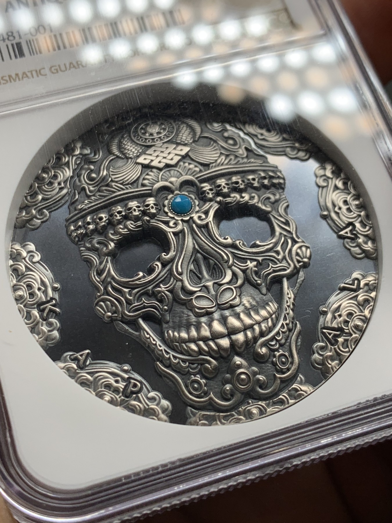 《竞宝斋》圣诞专辑  第二场  第228场 定制纪念章相赠 (全场顺丰包邮) NGC PF70 2018喀麦隆 世界文化系列 第一枚，卡帕拉头盖镶嵌绿松石 2盎司 银币 编号138  盒证齐全