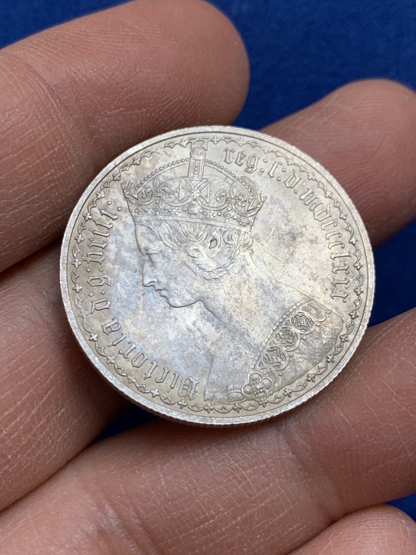 《竞宝斋》圣诞专辑  第二场  第228场 定制纪念章相赠 (全场顺丰包邮) 英国1880年维多利亚女王哥特体福林银币 AU+品相 底板平整 细节优秀 状态见图