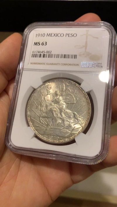 《竞宝斋》圣诞专辑  第二场  第228场 定制纪念章相赠 (全场顺丰包邮) NGC-MS63 墨西哥1910骑马鹰洋 淡金美包浆 外拍大热品种值得拥有