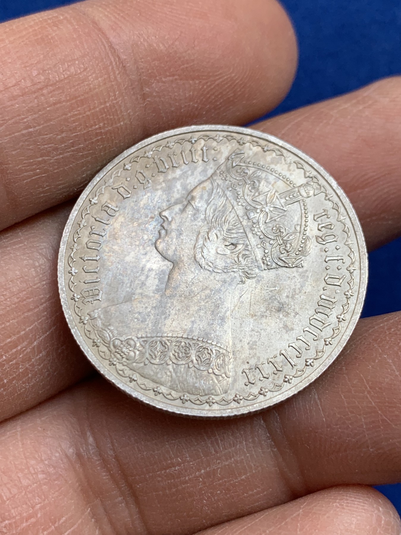 《竞宝斋》圣诞专辑  第二场  第228场 定制纪念章相赠 (全场顺丰包邮) 英国1880年维多利亚女王哥特体福林银币 AU+品相 底板平整 细节优秀 状态见图